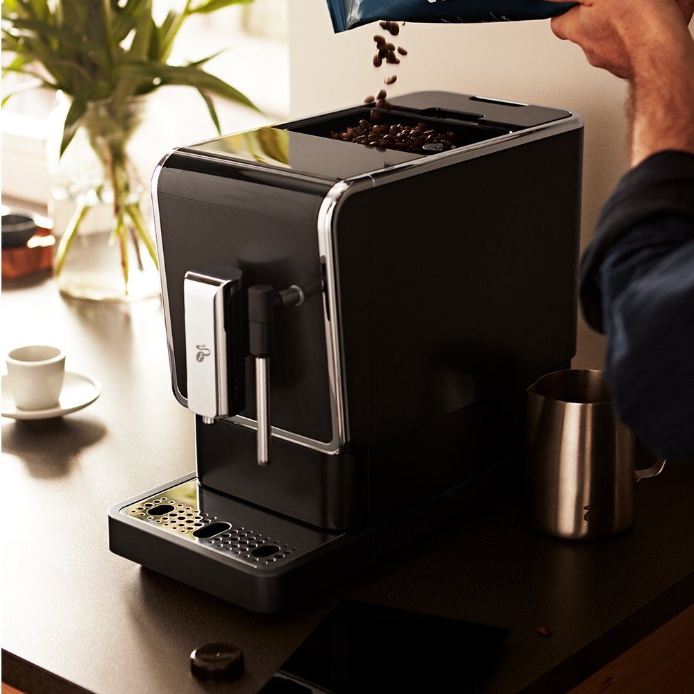 Tchibo Kaffeevollautomat Esperto Latte für Caffè Crema, Espresso, Cappuccino und Milchschaum, Intense+ -Technologie: für stärkeren Kaffee per Taste