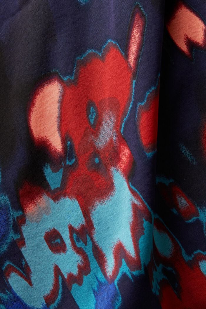 Gesmokte Satinbluse mit V-Ausschnitt und Print