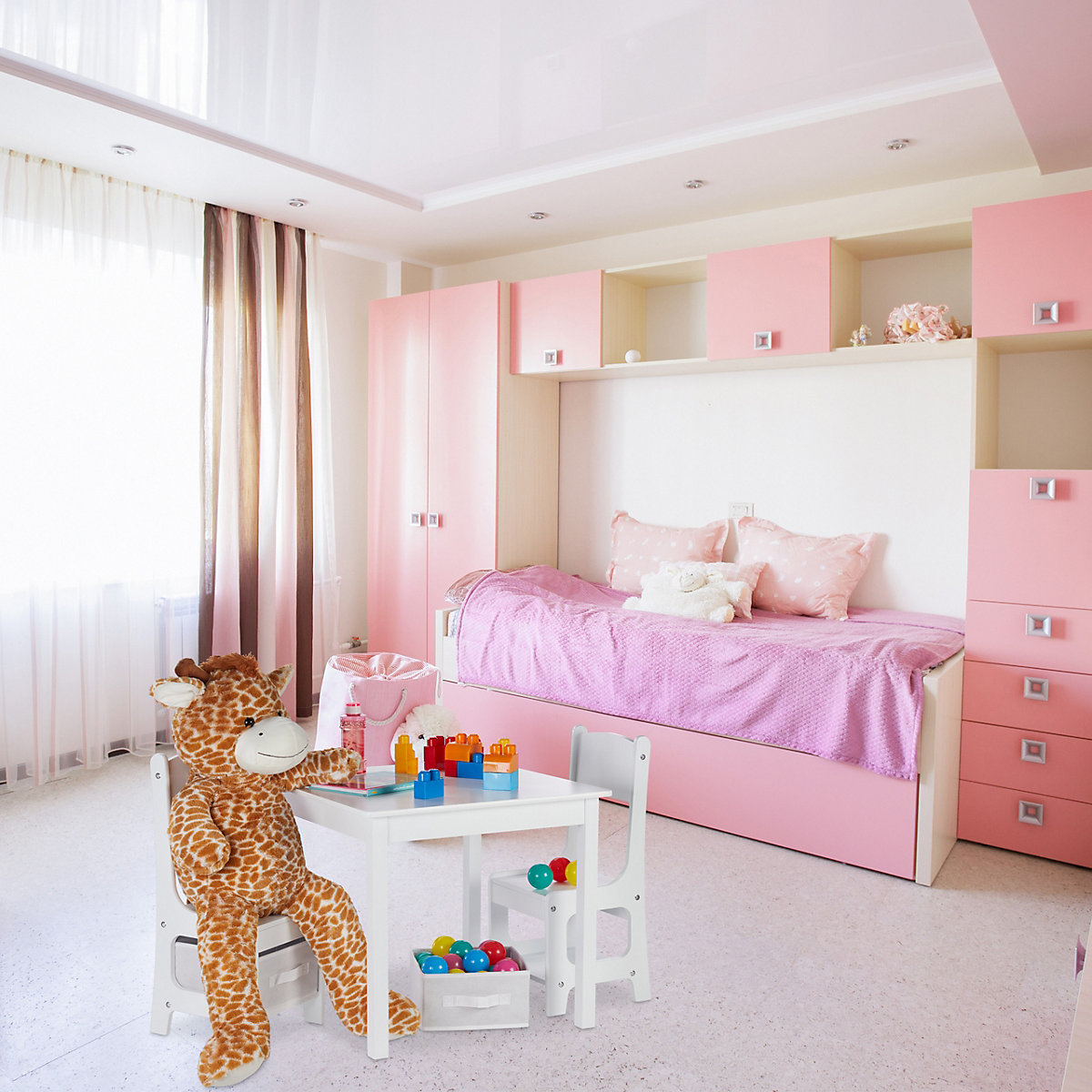 Kindertisch mit Stühlen und Stauboxen