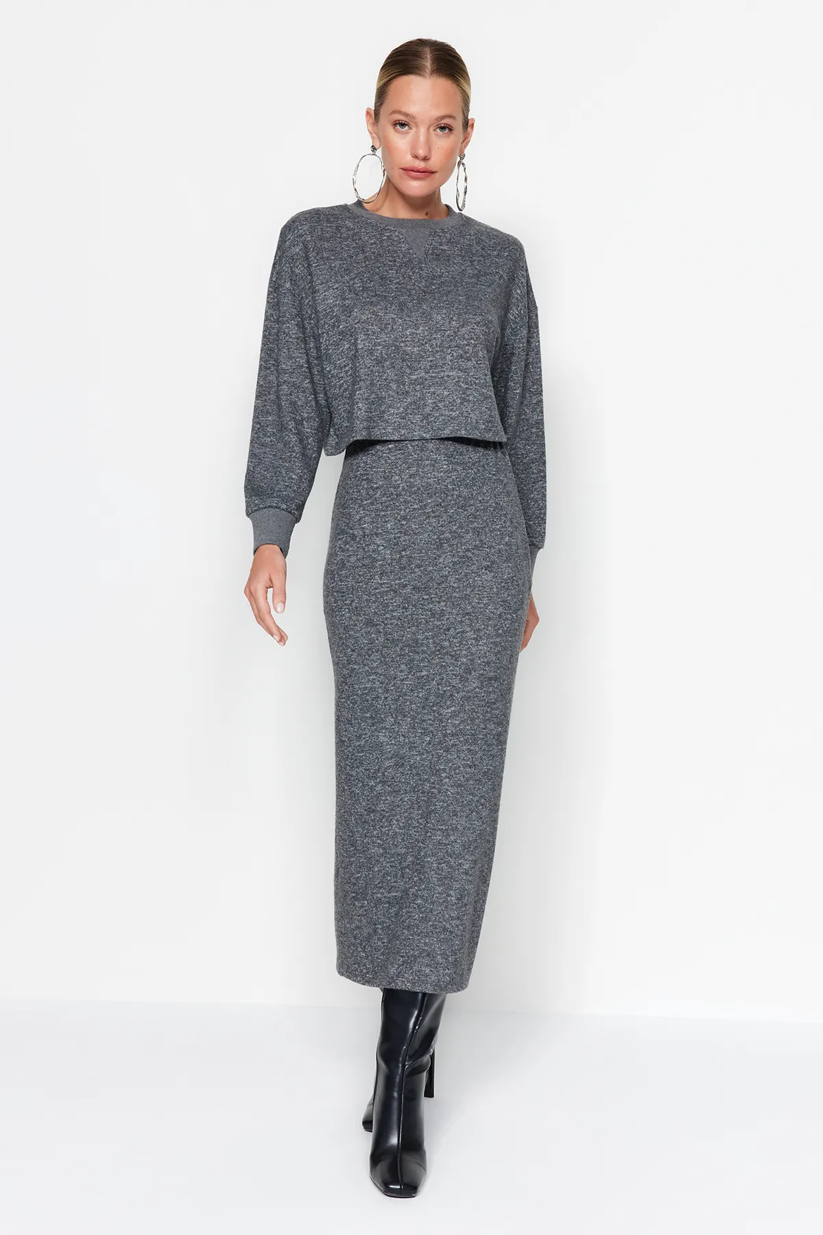 Trendyol Collection  Anthrazitfarbenes Set aus Oberteil und Unterteil aus weichem Strickstoff TWOAW24AU00071