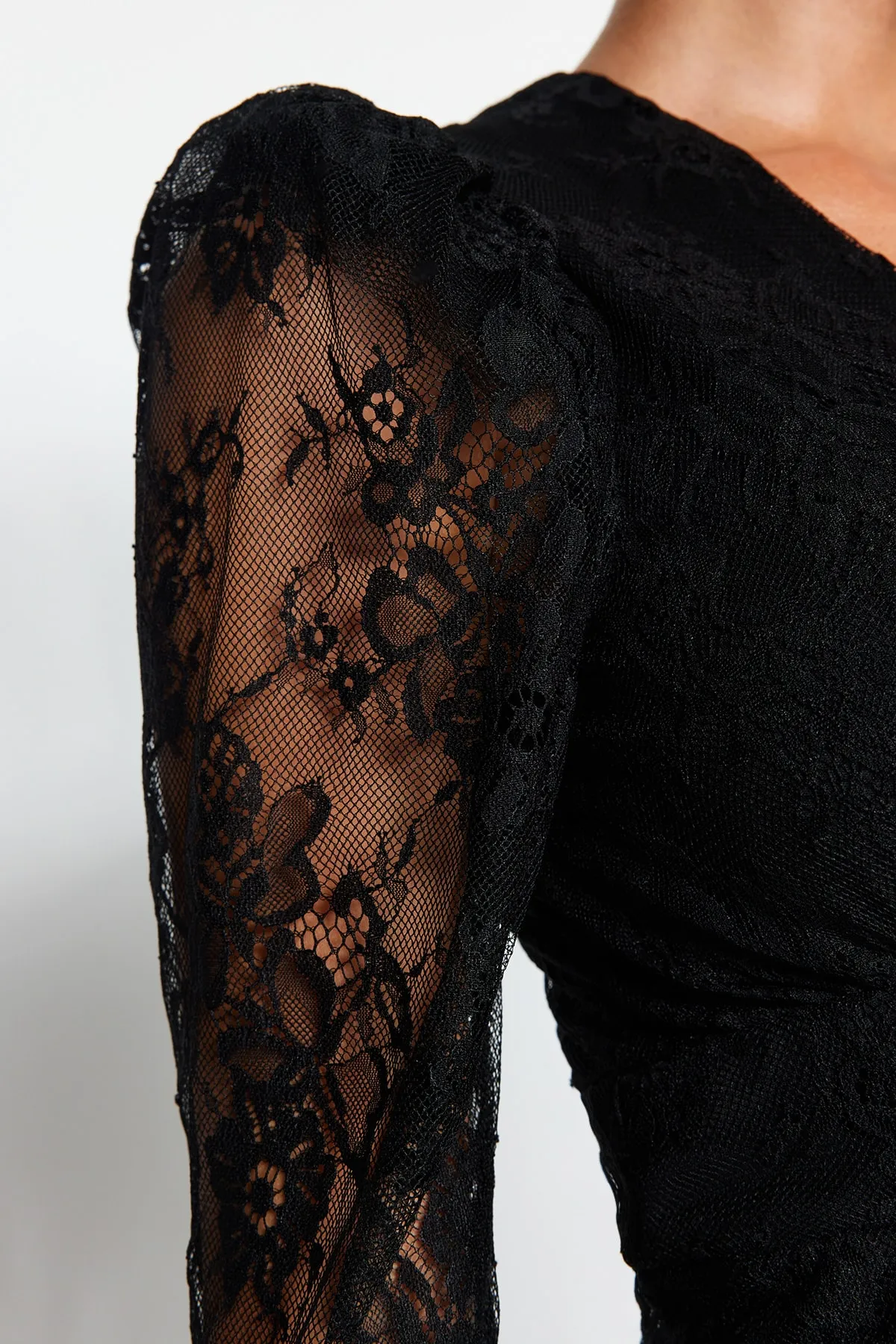 Trendyol Collection  Schwarzes, figurbetontes, gefüttertes, drapiertes Spitzen-Elegantes Abendkleid TPRAW24EL00019