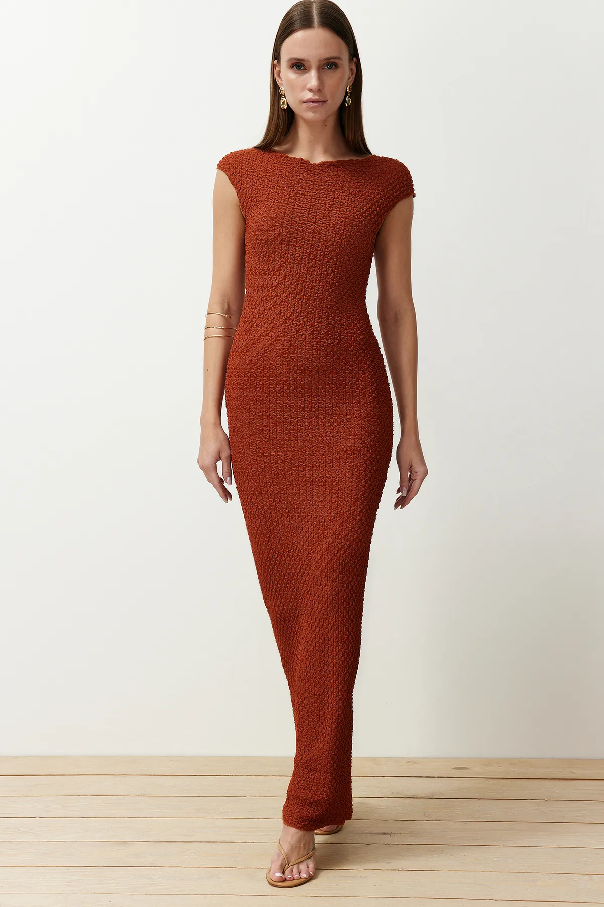 Trendyol Collection  Figurbetontes, figurbetontes Midi-Bleistiftkleid aus dehnbarem Strick mit Mondärmeln aus Stoff mit Fliesenstruktur TWOSS24EL00103