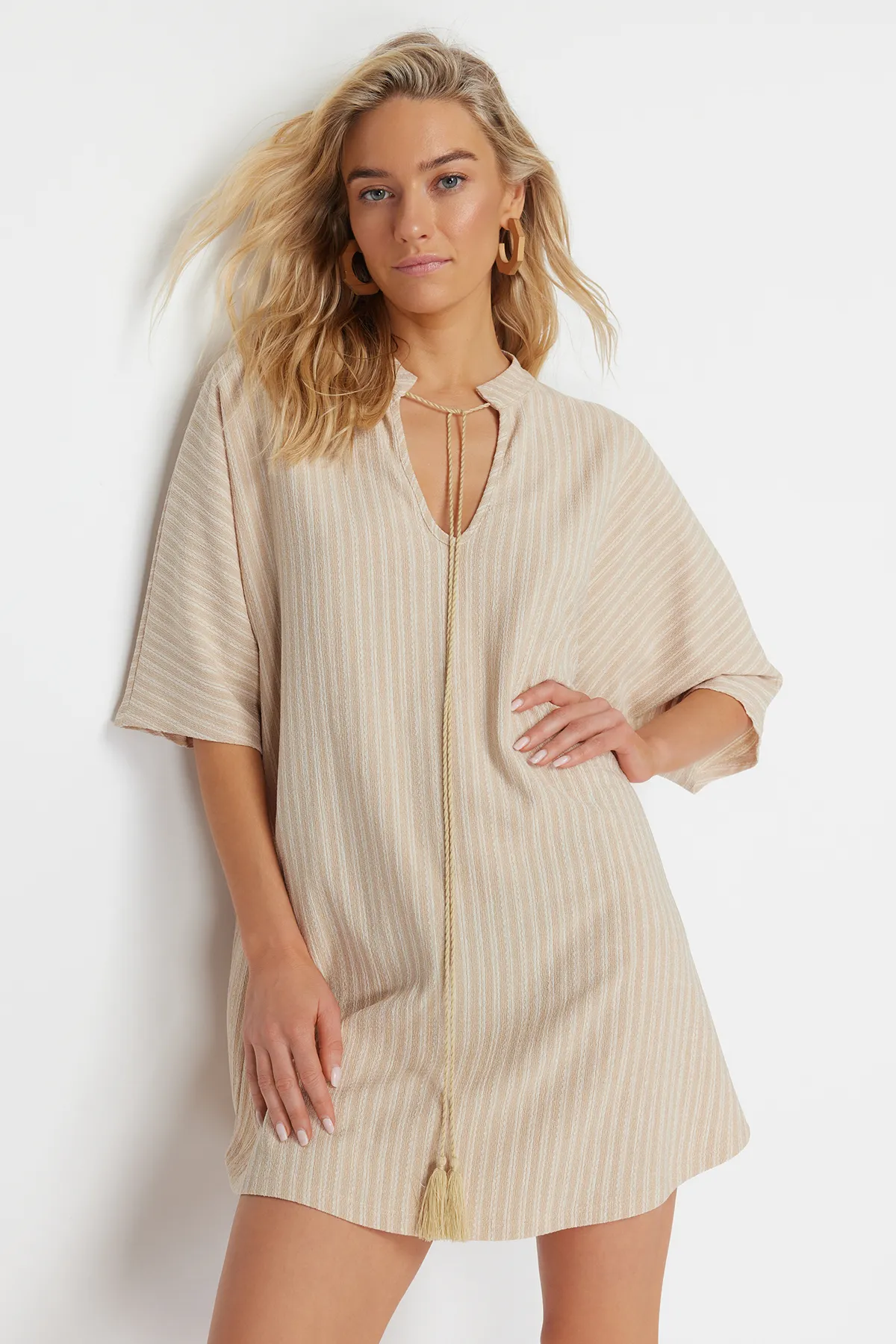 Trendyol Collection  Beiges, weit geschnittenes, gestricktes Mini-Strandkleid mit Bindeband TBESS23EL00080