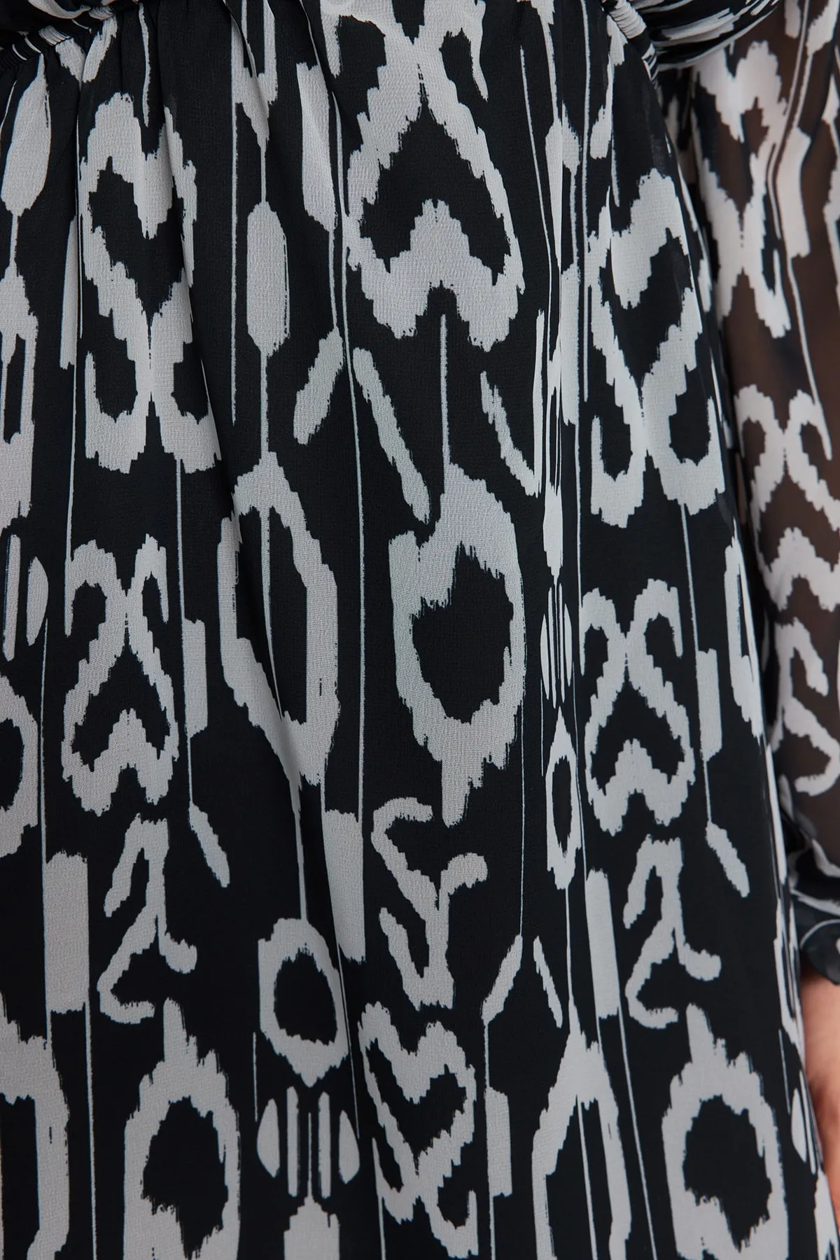 Trendyol Collection  Schwarzes, mit Chiffon gefüttertes, gewebtes Minikleid mit Taillenöffnung TWOSS23EL00519