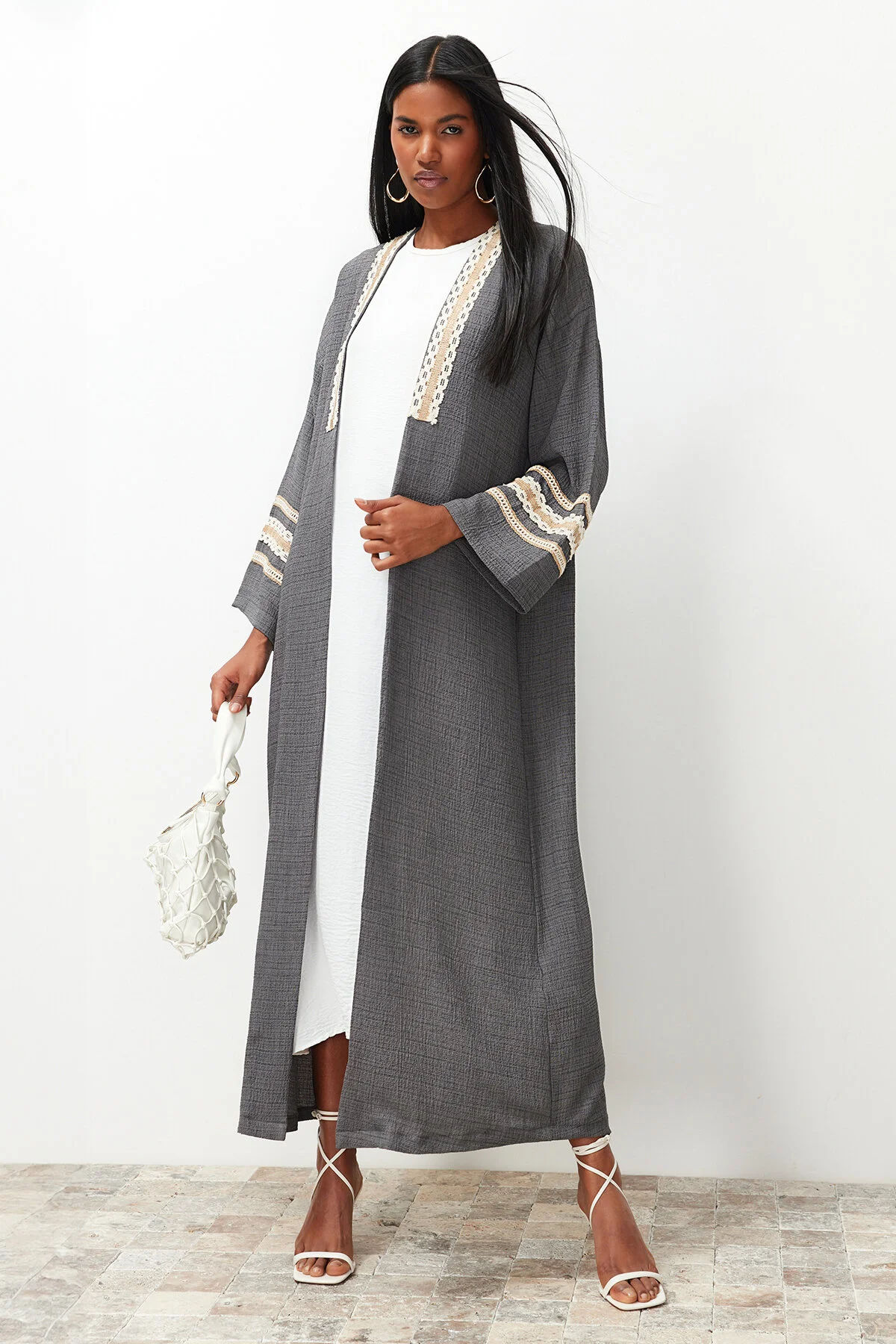 Trendyol Modest  Anthrazitfarbener, lang gewebter Kimono & Kaftan & Abaya mit Brode-Details TCTSS24KF00006
