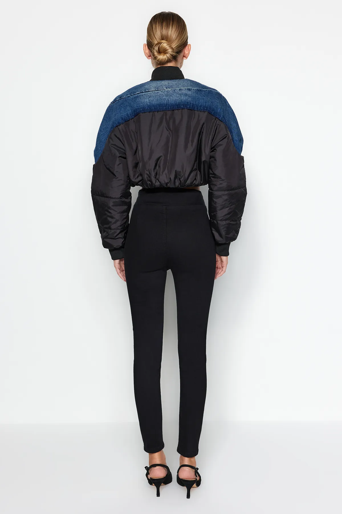 Trendyol Collection  Schwarze Jegging-Jeans mit hoher Taille und detailliertem Bund TWOAW24JE00234