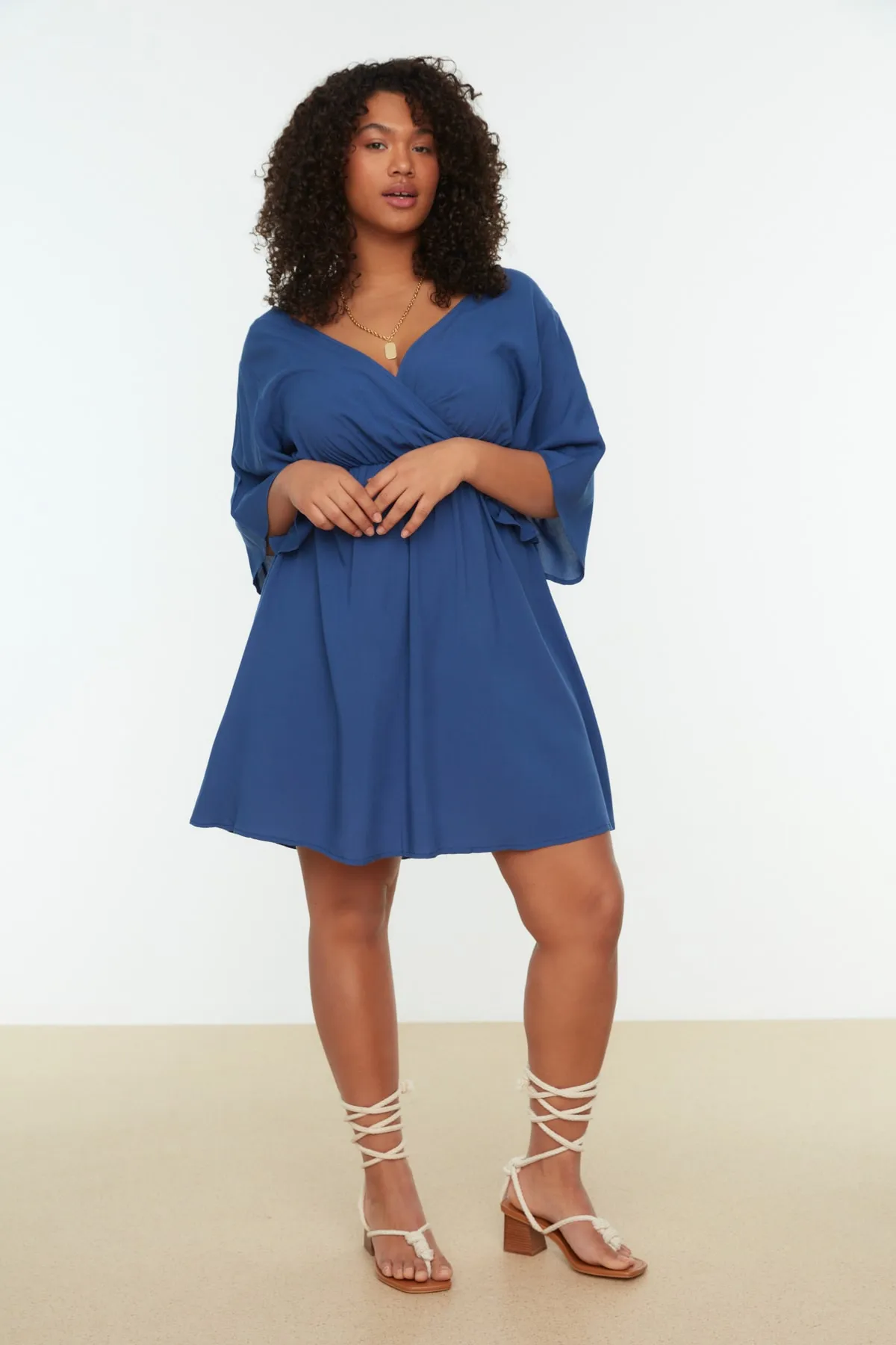 Trendyol Curve  Indigoblaues gewebtes zweireihiges Kleid mit Verschluss TBBSS22EL0540