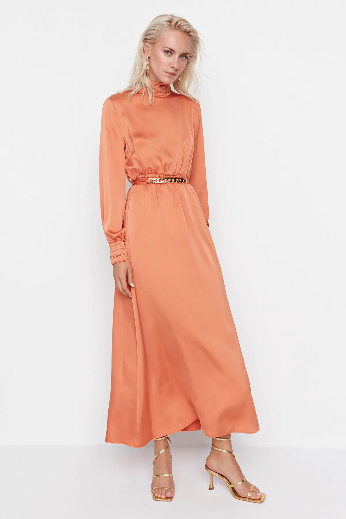Trendyol Modest  Orangefarbenes gewebtes Abendkleid mit drapiertem Kragen und Manschetten, Gürtel TCTSS22EB0142