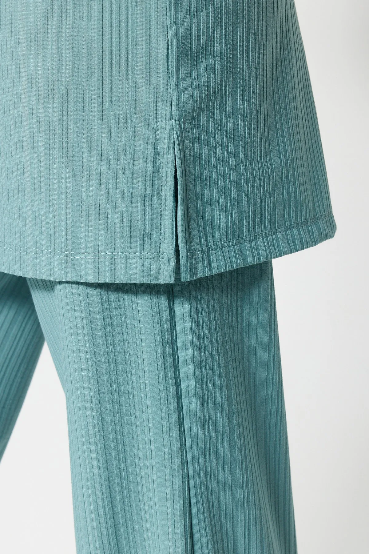 Trendyol Modest  Mintgrünes, plissiertes Tunika-Hosen-Strickset TCTSS23US00009