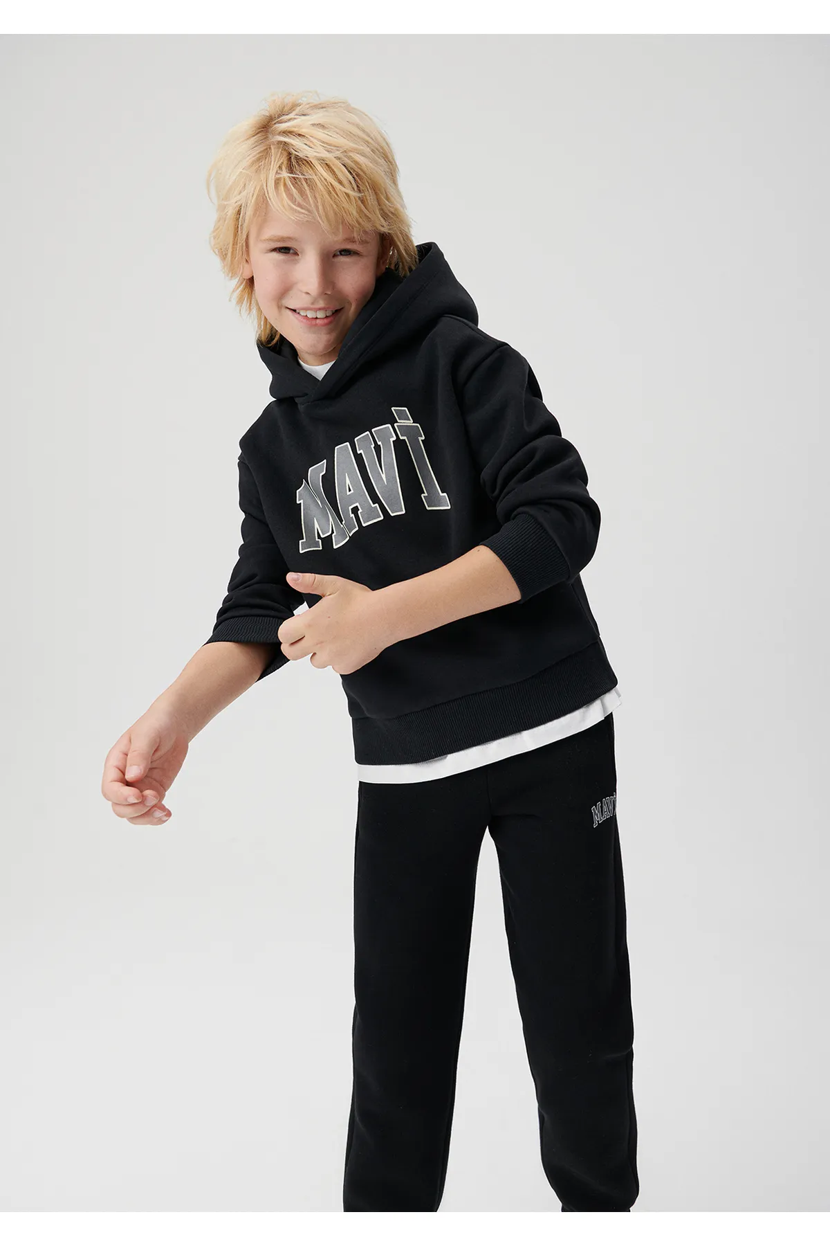 Mavi  Schwarzes Kapuzen-Sweatshirt mit Logo-Print 6610110-900