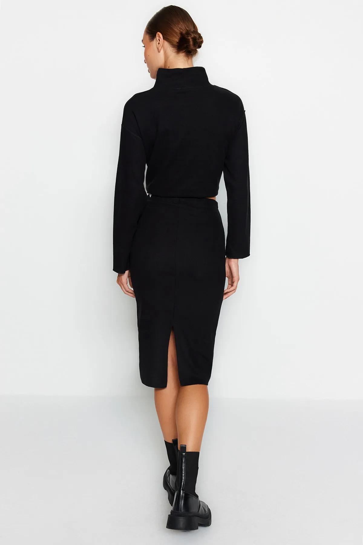 Trendyol Collection  Schwarzer Strick-Midirock im Thessaloniki-Stil mit normaler Taille und Strickoptik TWOAW24ET00030