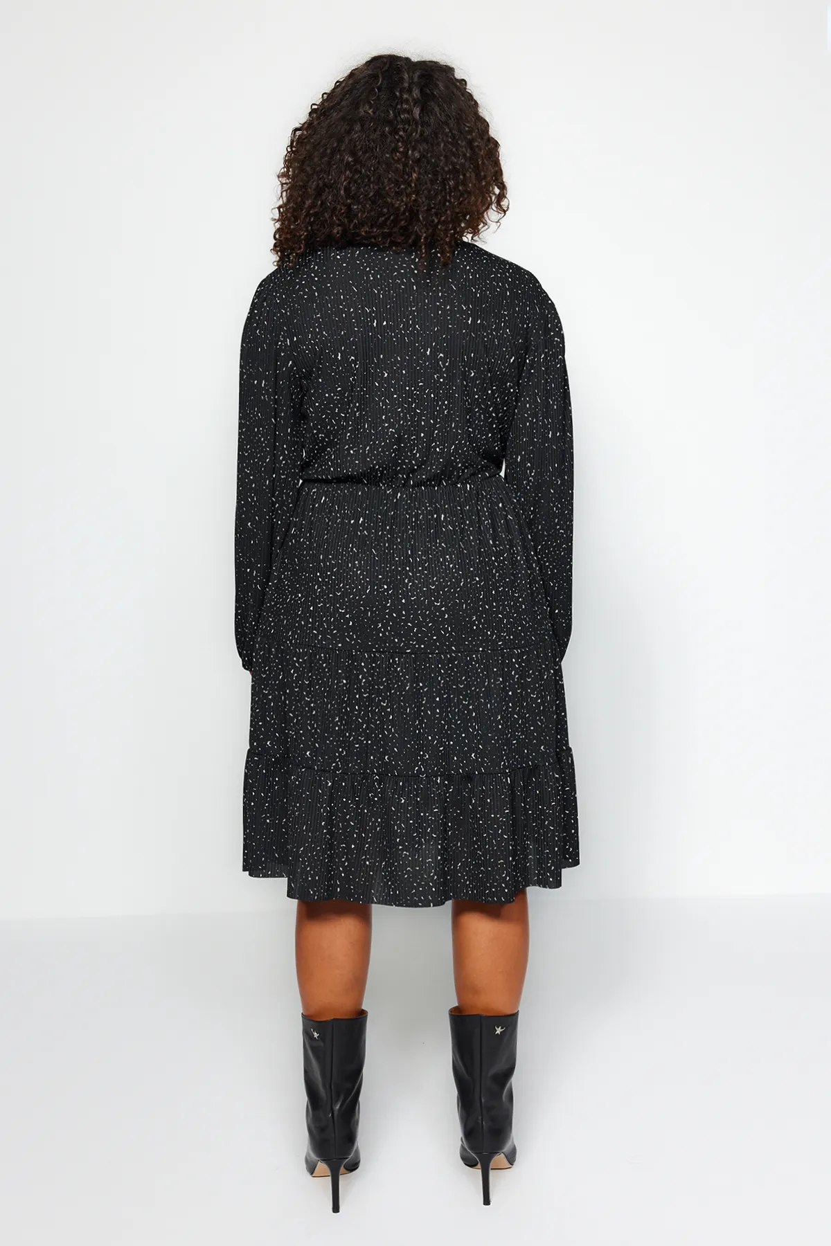 Trendyol Curve  Schwarzes Mini-Strickkleid in A-Linie mit Punkten TBBAW23AH00003
