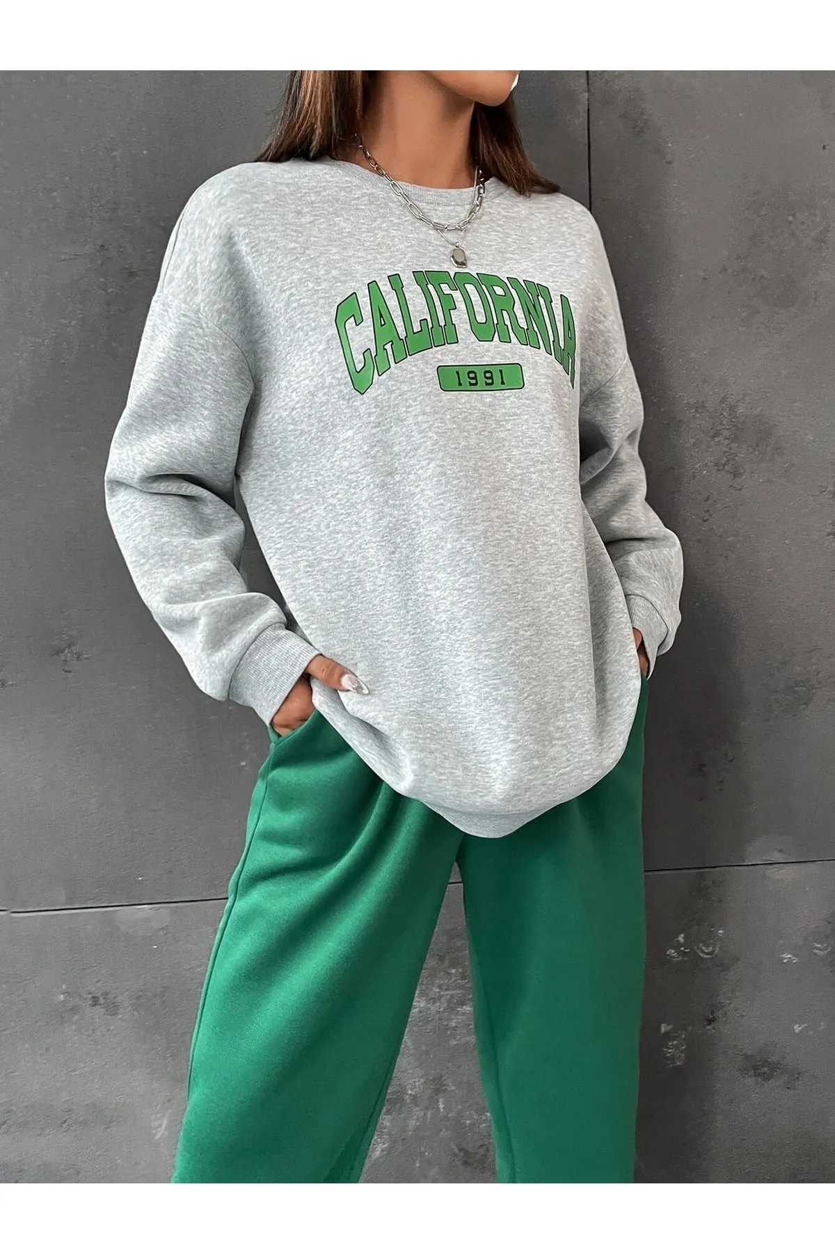 Know  Grau-grüner „California 1991“-Trainingsanzug mit Übergröße für Damen