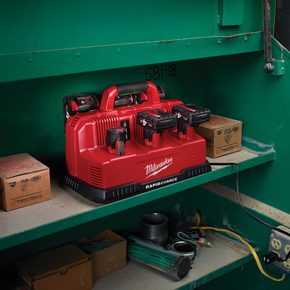 Carregador de bateria Milwaukee de 12V/18V com 3 slots e carregamento simultâneo M12-18C3