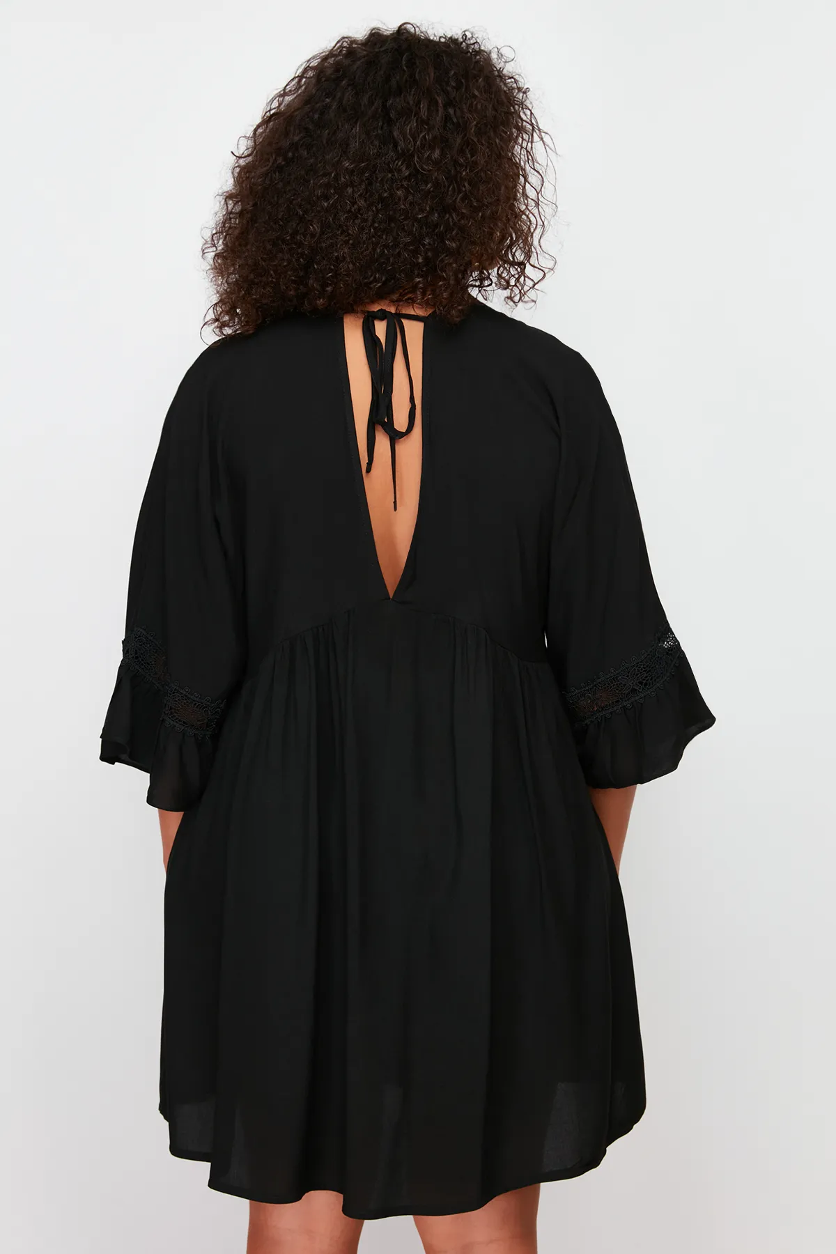 Trendyol Curve  Schwarzes Mini-Strandkleid mit gewebten Streifen TBBSS24AH00134