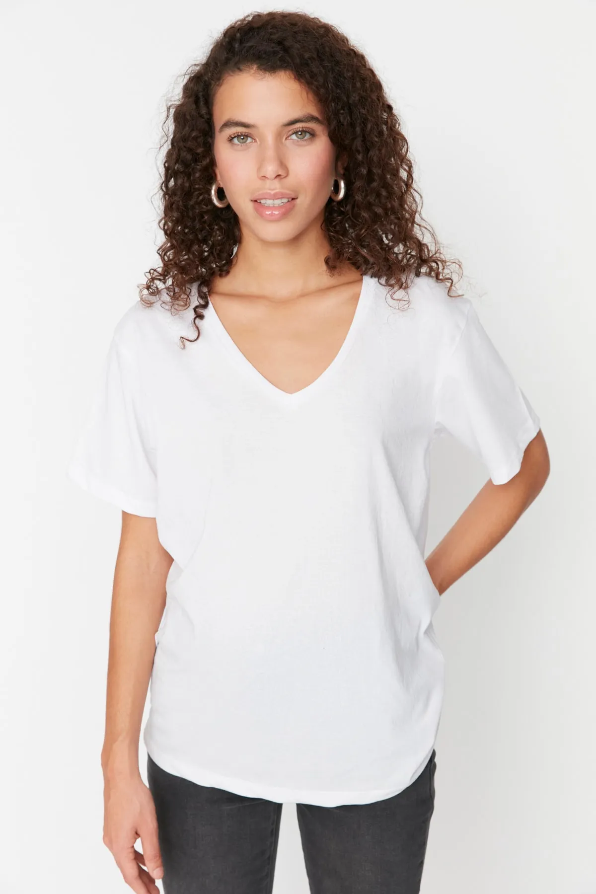 Trendyol Collection  Weißes Boyfriend-Strick-T-Shirt mit V-Ausschnitt TWOSS20TS0132