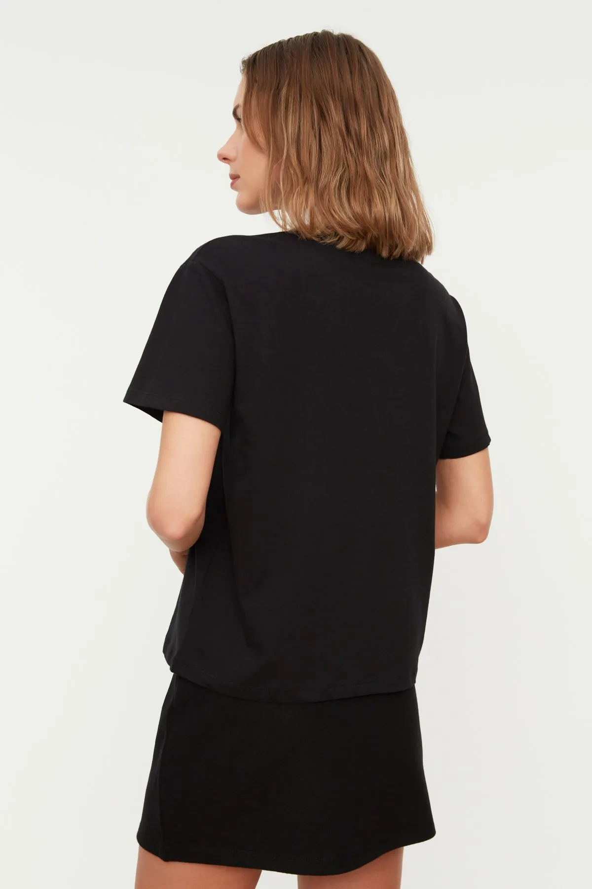 Trendyol Collection  Schwarzes, lässig geschnittenes Basic-Strick-T-Shirt mit Polo-Ausschnitt aus 100 % Baumwolle mit City-Print TWOSS21TS3424