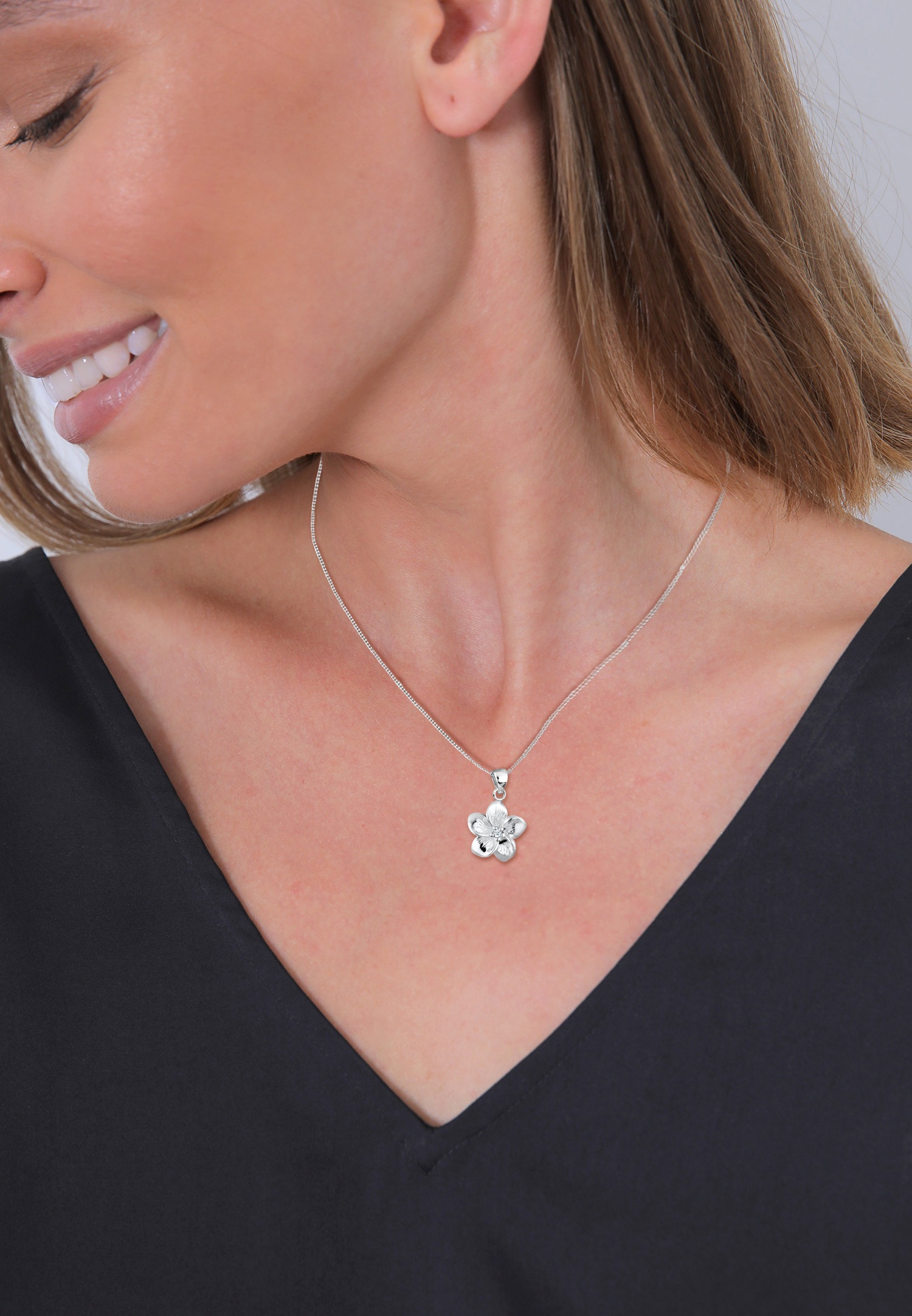 Dámský přívěsek Elli DIAMONDS s květinou frangipani a diamantem (0,03 ct) ze sterlingového stříbra 925
