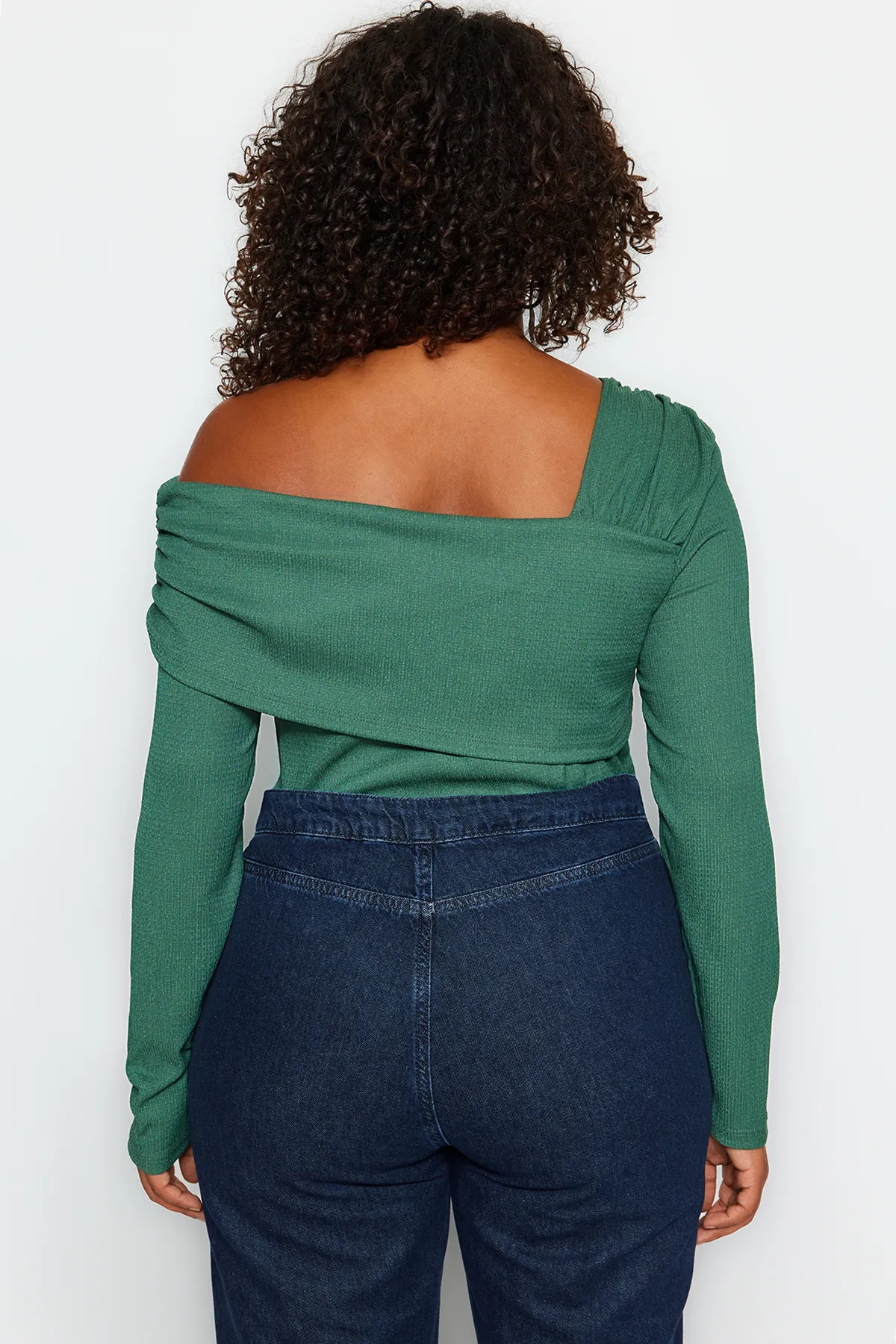 Trendyol Curve  Smaragdgrüne schlichte Basic-Strickbluse mit asymmetrischem Kragen TBBAW24AF00003