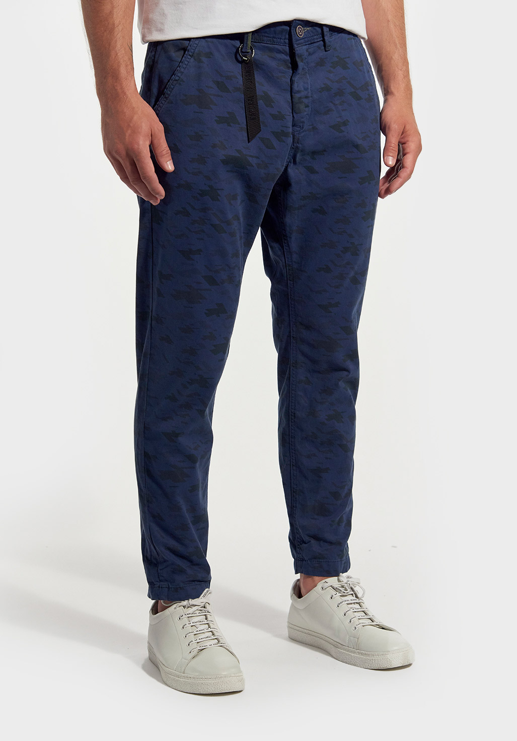 WAGON  Pantalon chino carrot slim bleu imprimé