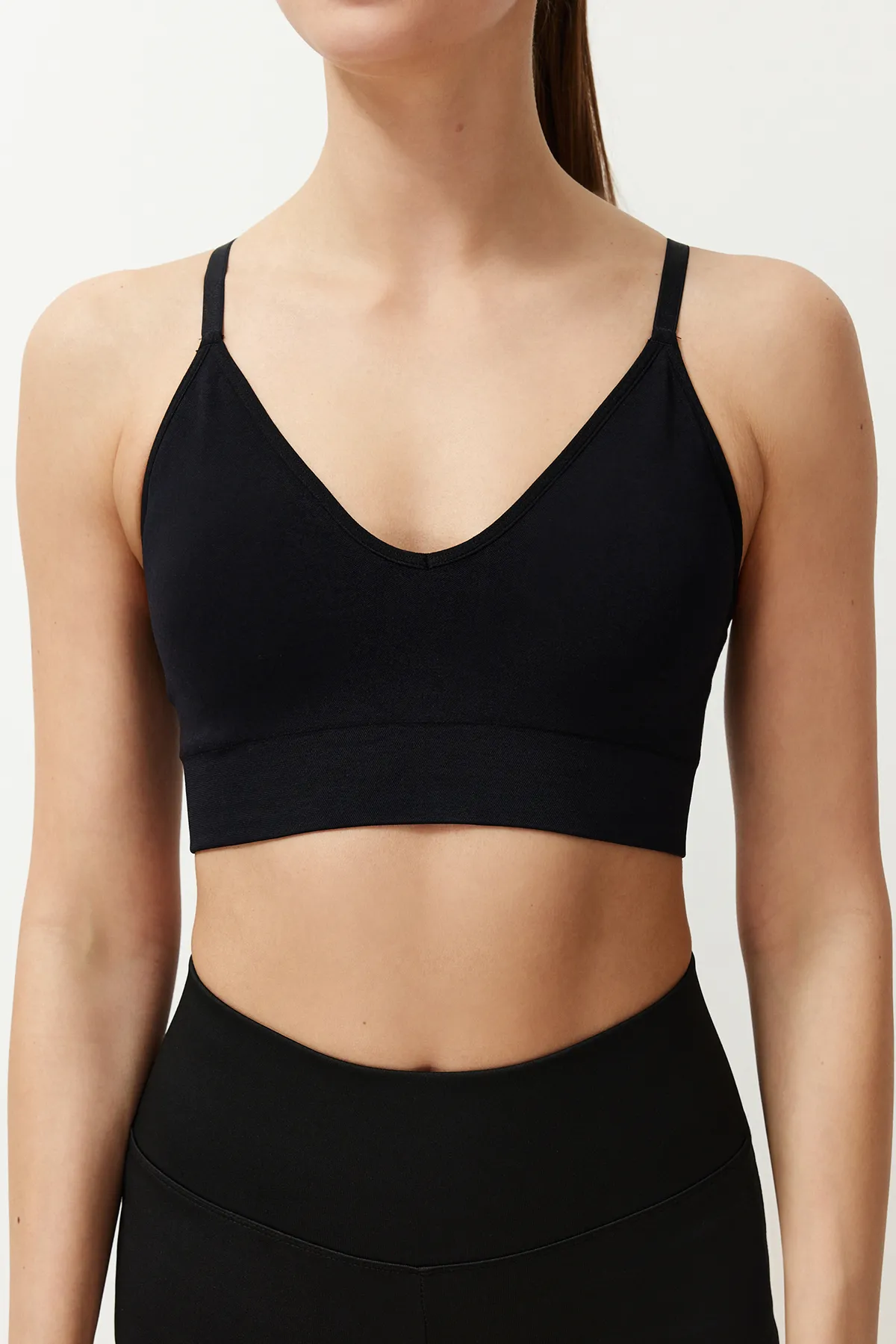 Trendyol Collection  Nahtloser Sport-BH in Schwarz mit Seilträgern - THMSS24SS00026