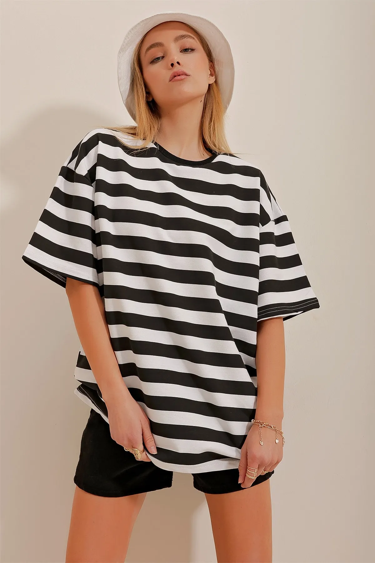 Trend Alaçatı Stili  Schwarzes, dick gestreiftes Oversize-T-Shirt mit Rundhalsausschnitt für Damen ALC-X10389