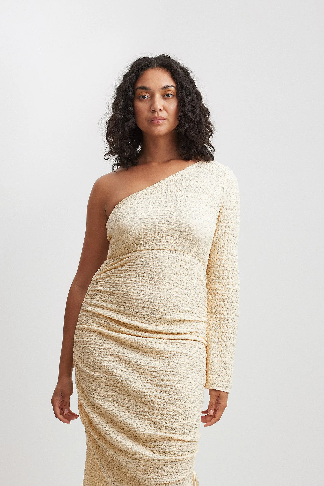Strukturiertes, einseitig schulterfreies Maxikleid