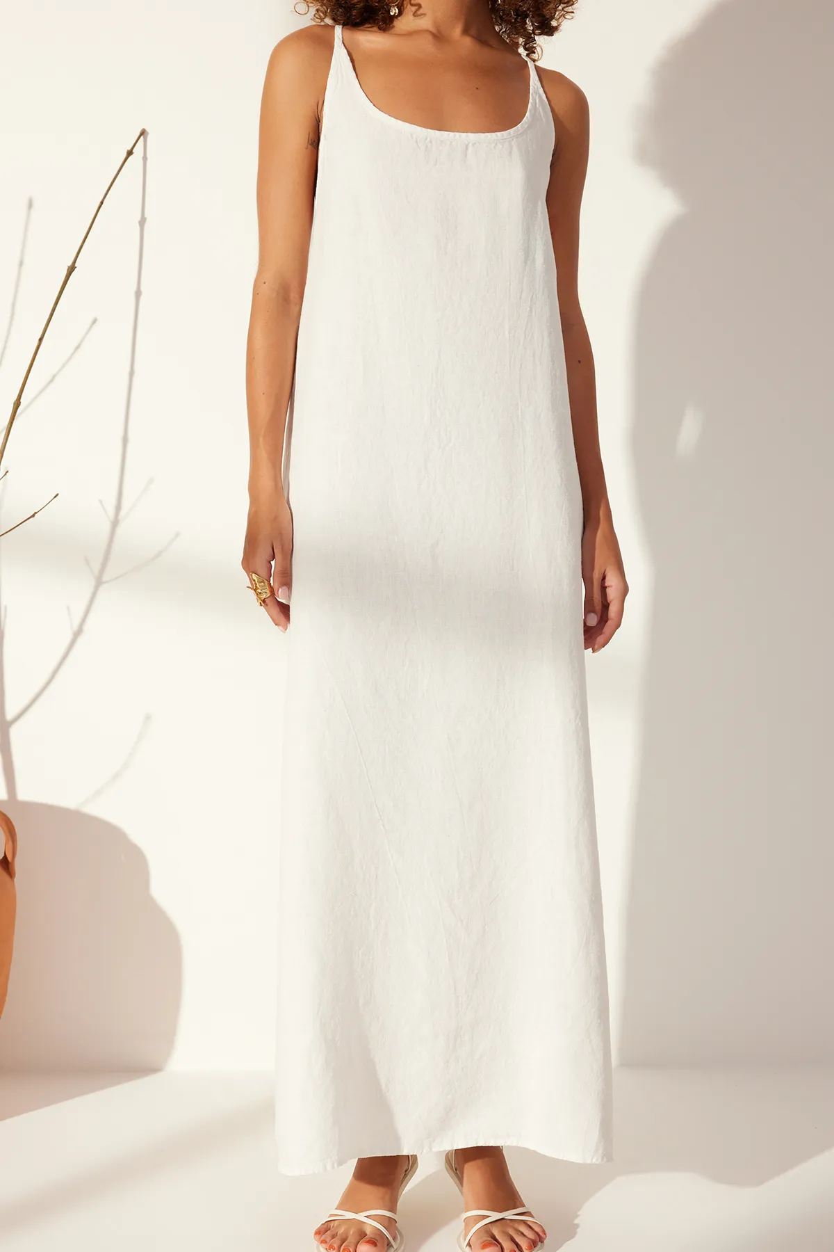 Trendyol Collection  Weißes Maxikleid aus 100 % Leinen mit detaillierter Rückseite TWOSS24EL00668