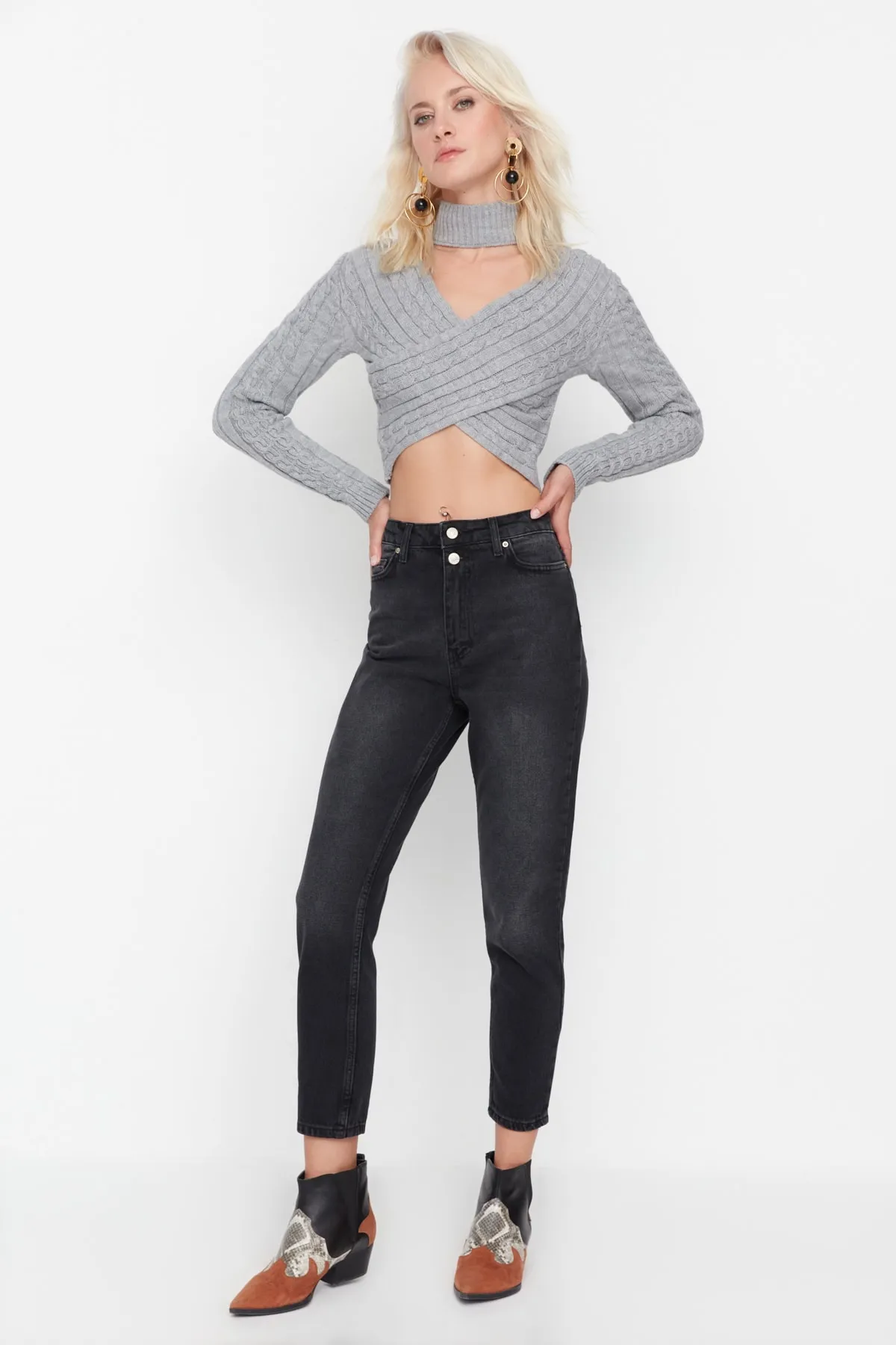 Trendyol Collection  Schwarze Mom-Jeans mit zwei Knöpfen und hoher Taille TWOSS21JE0153