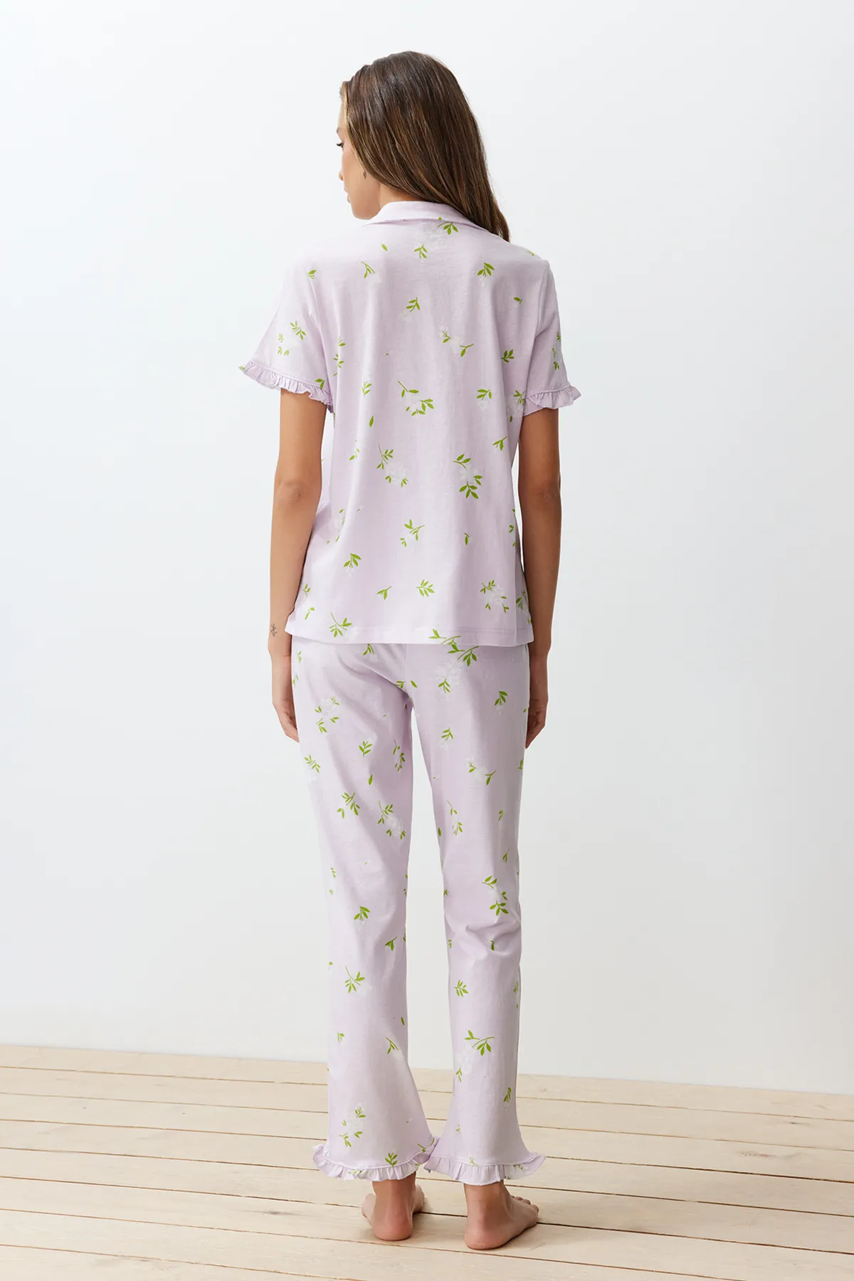 Trendyol Collection  Rosa-Mehrfarbiges, gestricktes Pyjama-Set aus 100 % Baumwolle mit Blumenrüschen und Details THMSS24PT00227