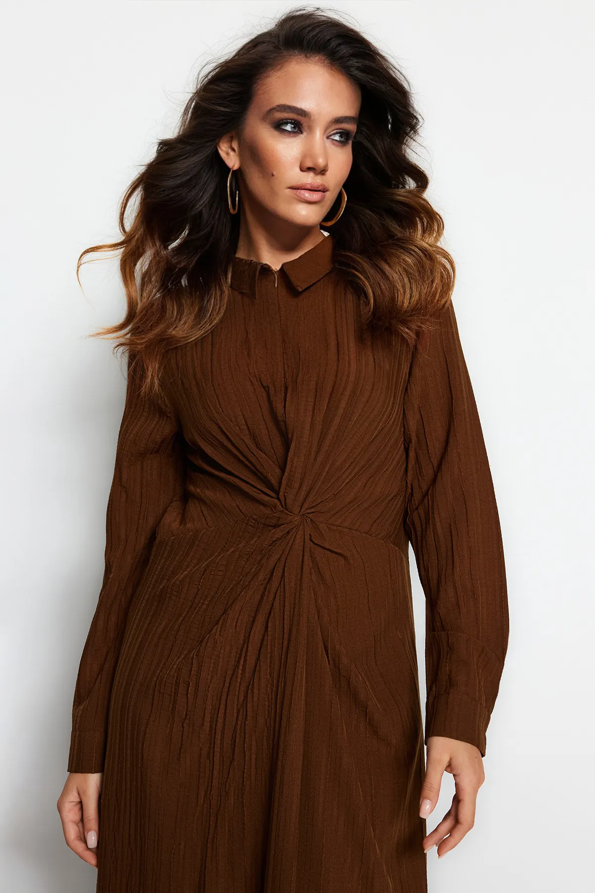 Trendyol Modest  Braunes gewebtes Kleid mit Knoten vorne und Reißverschlussdetail TCTSS23EB00137