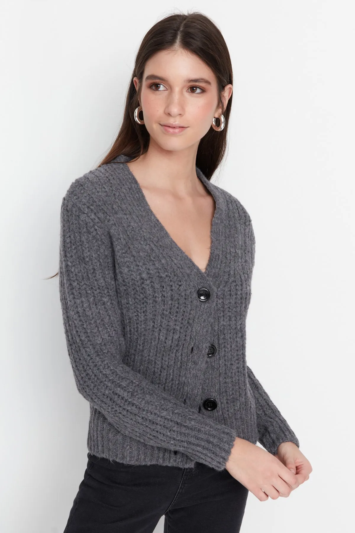 Trendyol Collection  Anthrazitfarbener Basic-Cardigan aus weicher Strickstruktur TWOAW20HI0214