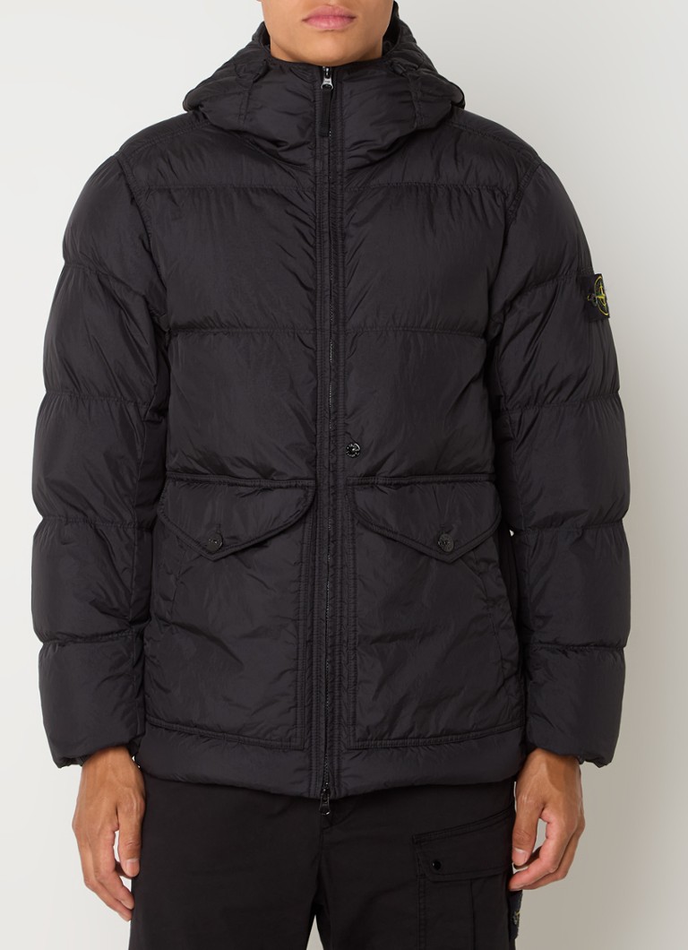 Jaqueta puffer Stone Island 40723 com enchimento de plumas e bolsos com aba.
