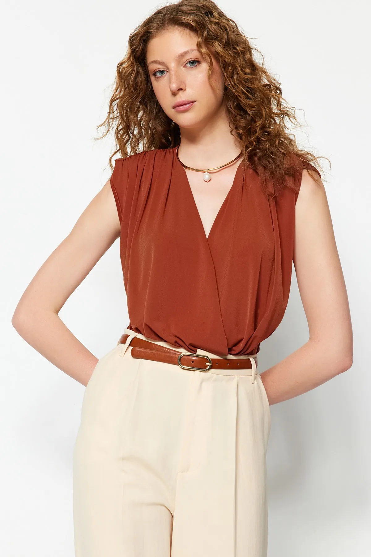 Trendyol Collection  Zimtfarbener, gepolsterter, zweireihiger Kragen, flexibler Strickbody mit Druckknöpfen TWOSS23BD00007