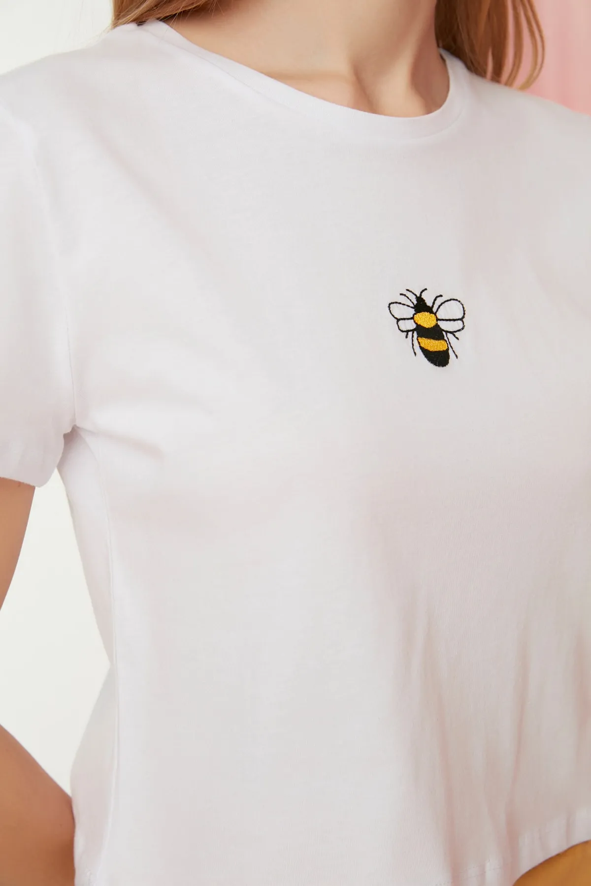 Trendyol Collection  Weißes, kurz geschnittenes, gestricktes T-Shirt aus 100 % Baumwolle mit Rundhalsausschnitt und Stickerei TWOSS20TS1377