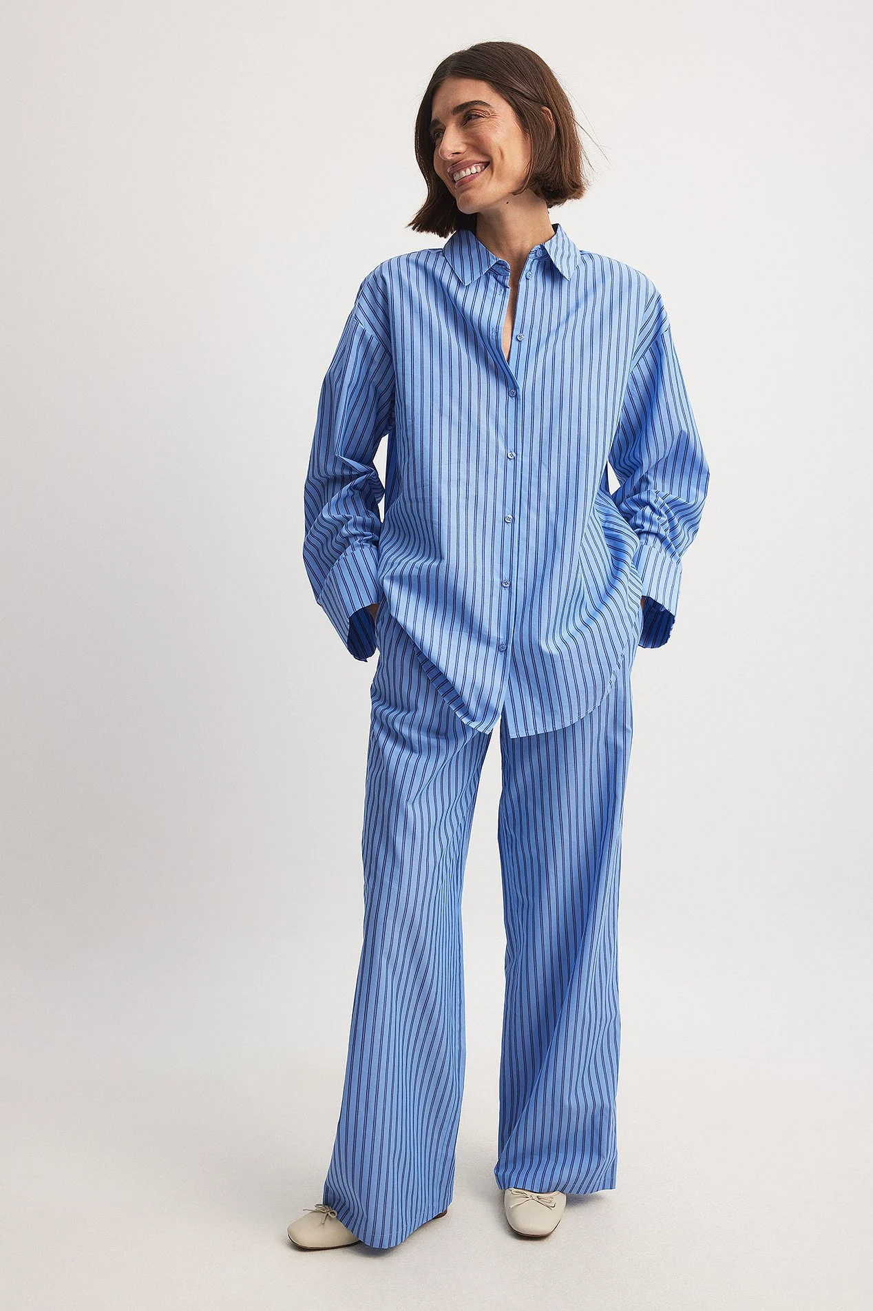 Gestreifte elastische Hose mit halbhoher Taille