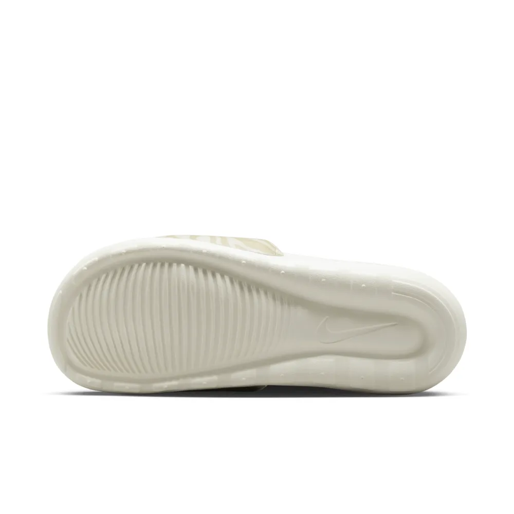 Nike Victori One CN9676-105 / weiss