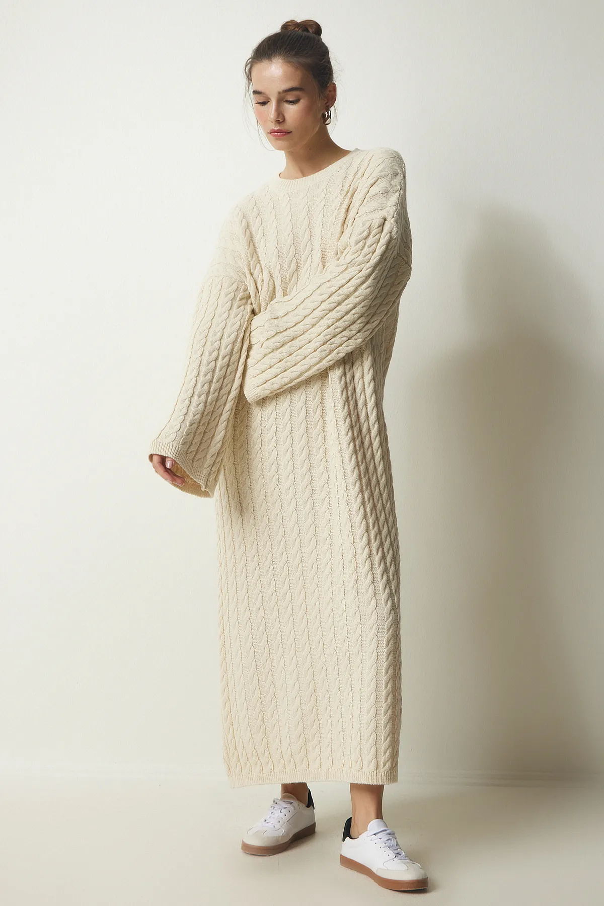 Happiness İstanbul  Cremefarbenes gestricktes, detailliertes, dickes Oversize-Strickkleid für Damen YY00184