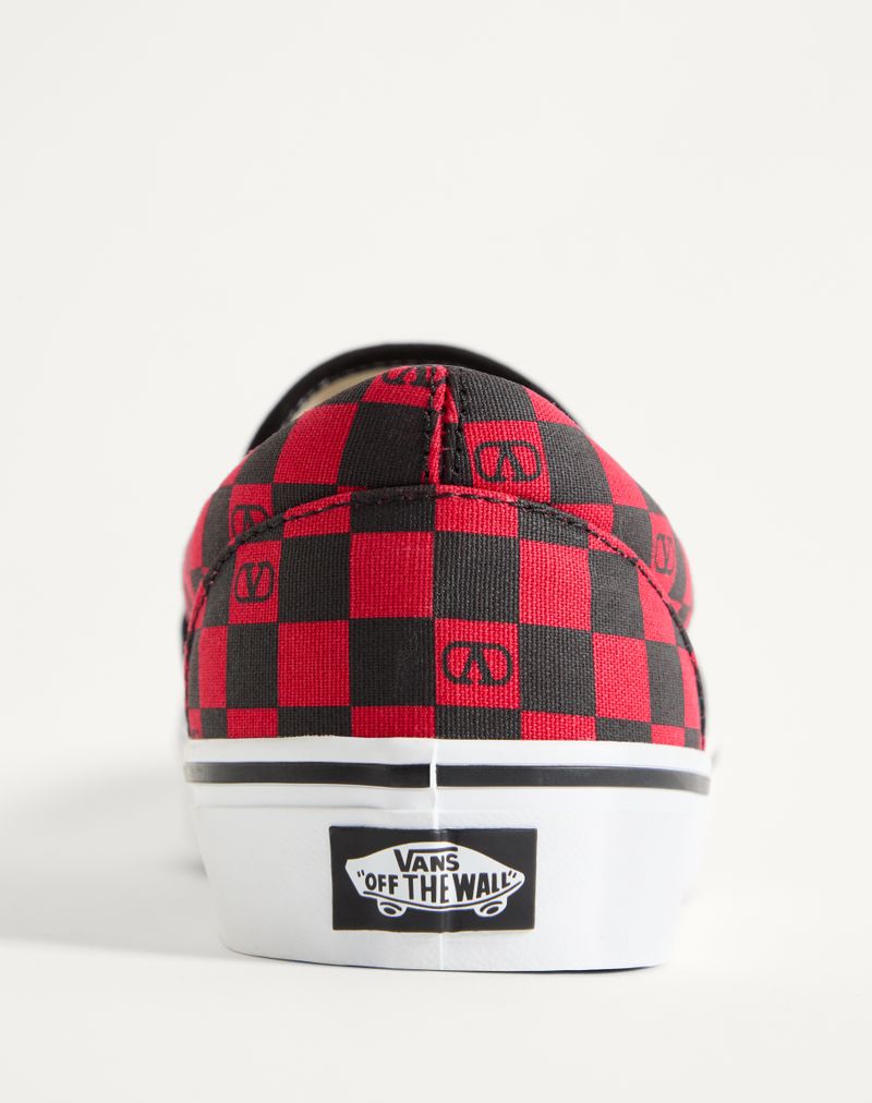 Tênis slip-on Valentino Garavani e Vans em tecido com estampa xadrez do logo V.