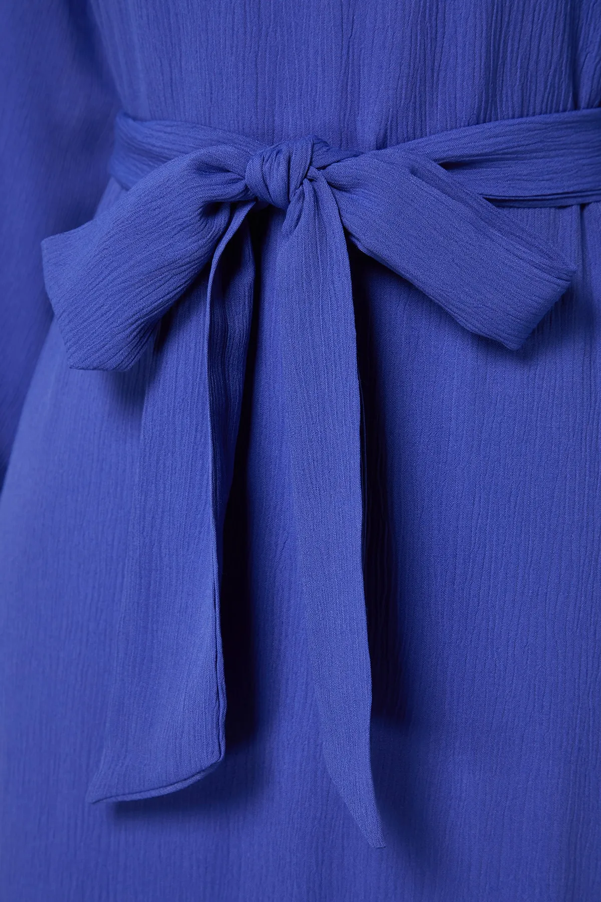 Trendyol Modest  Dunkelblaues gewebtes Kleid mit Ballonärmeln und Gürtel TCTSS23EB00289