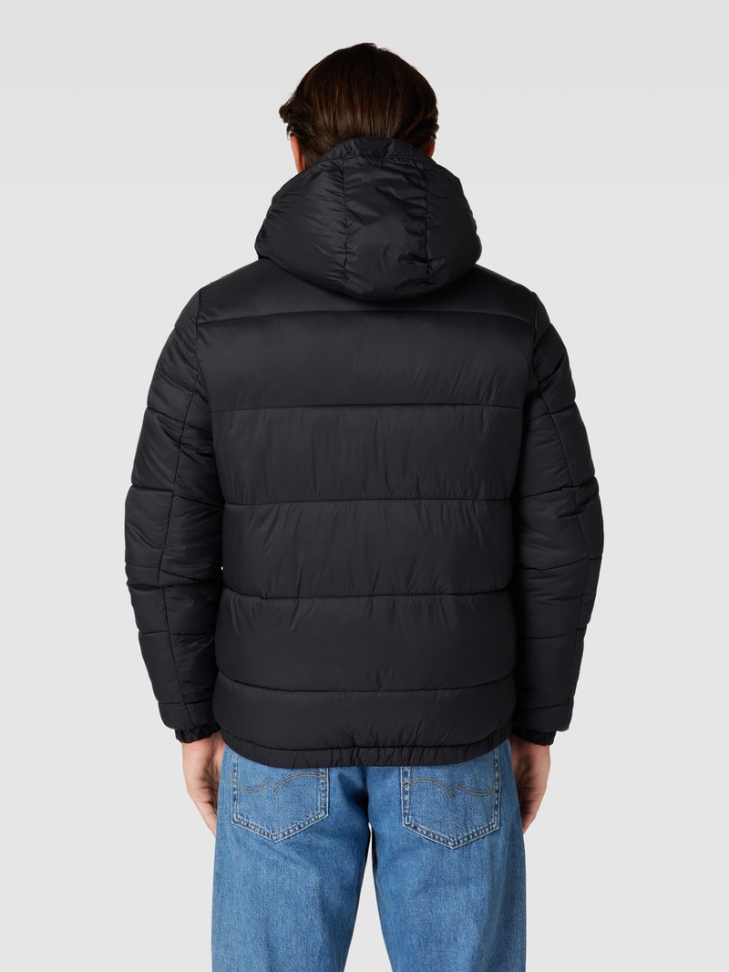 Steppjacke mit Label-Detail in schwarz