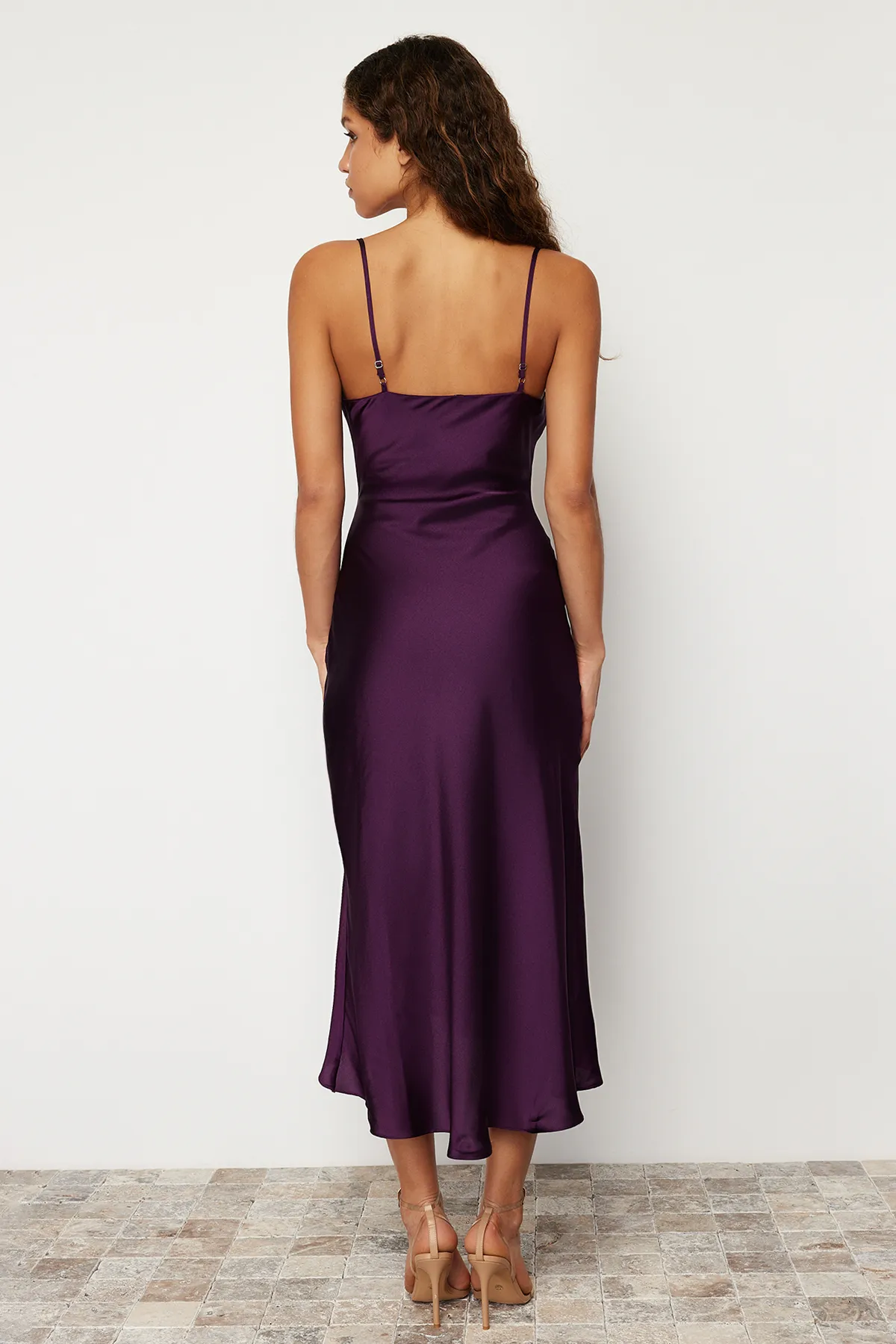 Trendyol Collection  Lila gefüttertes Abendkleid aus gewebtem Satin TPRSS19BB0058