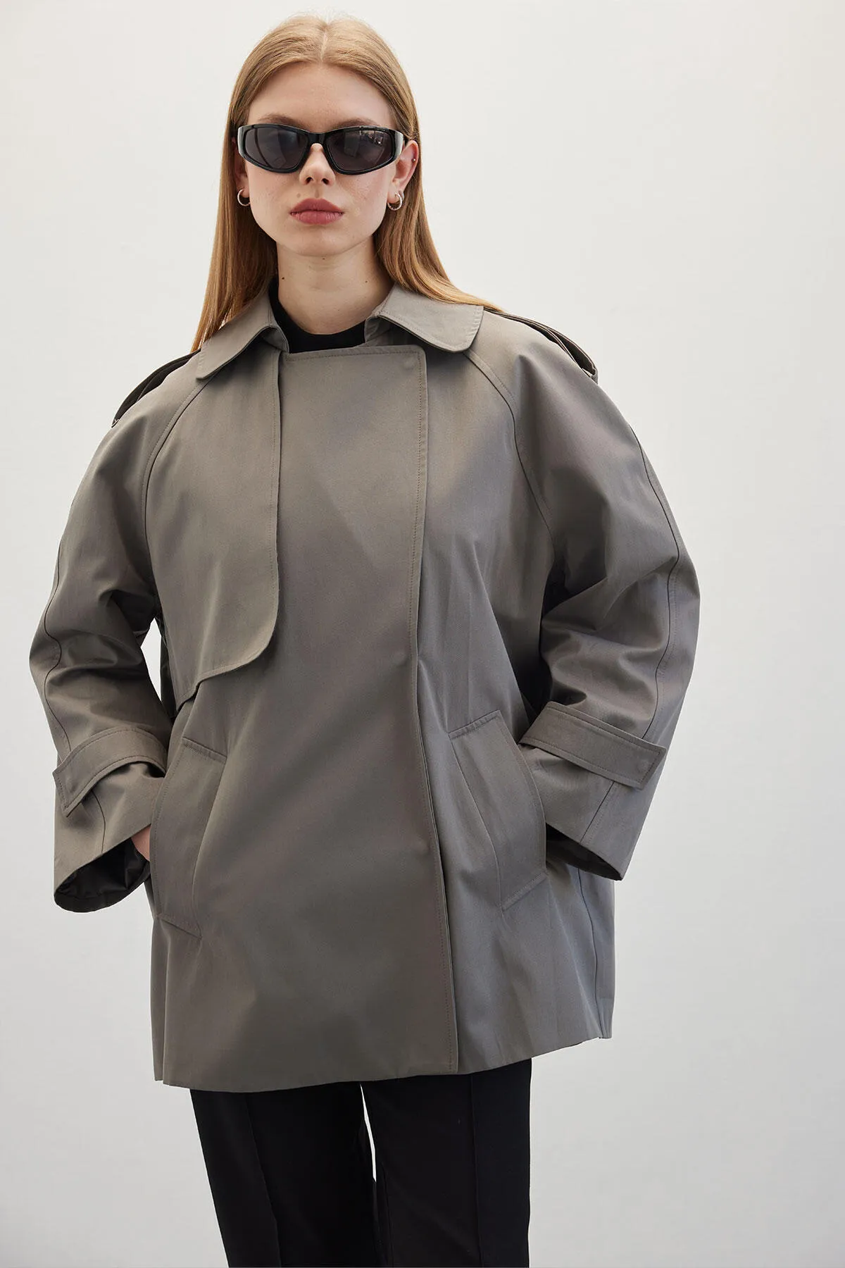 Manuka  Übergroßer kurzer Trenchcoat in Grau