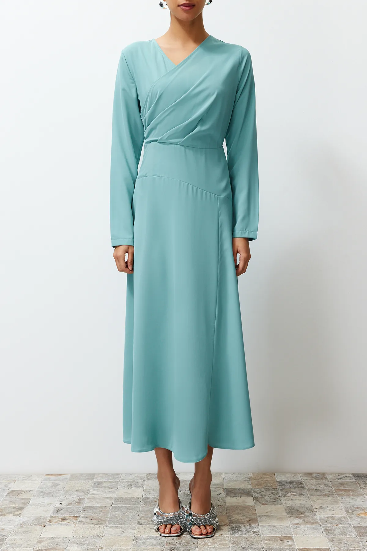Trendyol Modest  Khakifarbenes Abendkleid aus gewebtem Satin mit zweireihigem Kragen TCTSS24DB00046