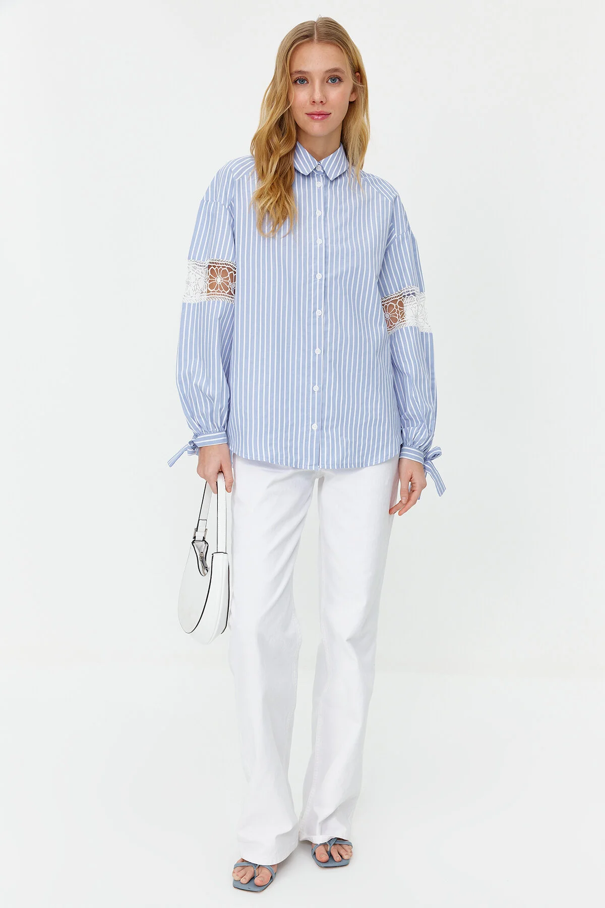 Trendyol Modest  Gestreiftes, gewebtes Hemd aus blauer Baumwollmischung mit Stickerei am Ärmel TCTSS24TG00015