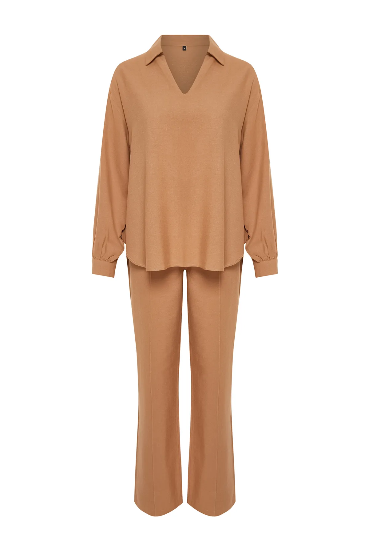 Trendyol Collection  Kamelfarbene Bluse mit weitem V-Ausschnitt und gerader Hose aus gewebtem Unterteil und Oberteil TWOSS24AU00023