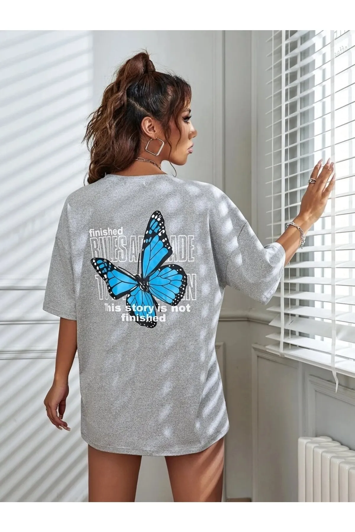 MOONBULL  Übergroßes Damen-T-Shirt mit grauem Rückendruck und blauem Schmetterling