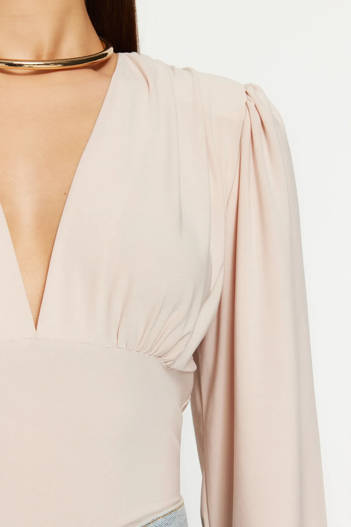 Trendyol Collection  Steinfarbener, taillierter/körperbetonter, flexibler Strickbody mit Druckknöpfen und V-Ausschnitt mit Ballonärmeln TWOSS23BD00030