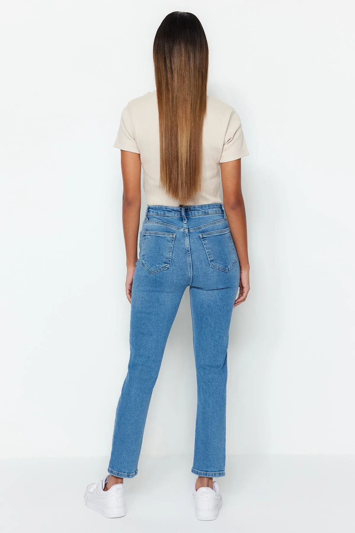 Trendyol Collection  Blaue Slim Fit-Jeans mit hoher Taille TWOAW22JE0787