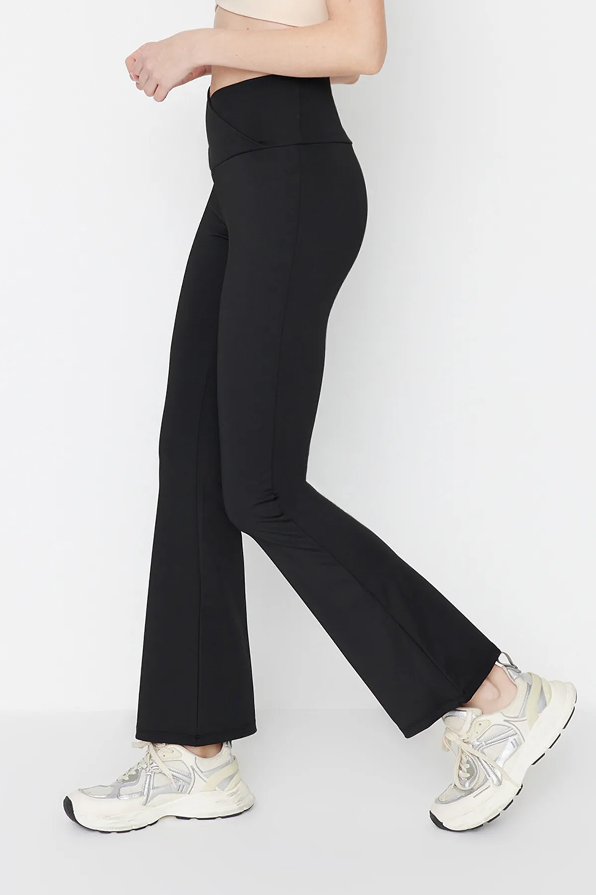 Trendyol Collection  Schwarze, zweireihige, detaillierte Yoga-Sportleggings mit spanischem Bein und gestrickter Taille THMAW23TY00005